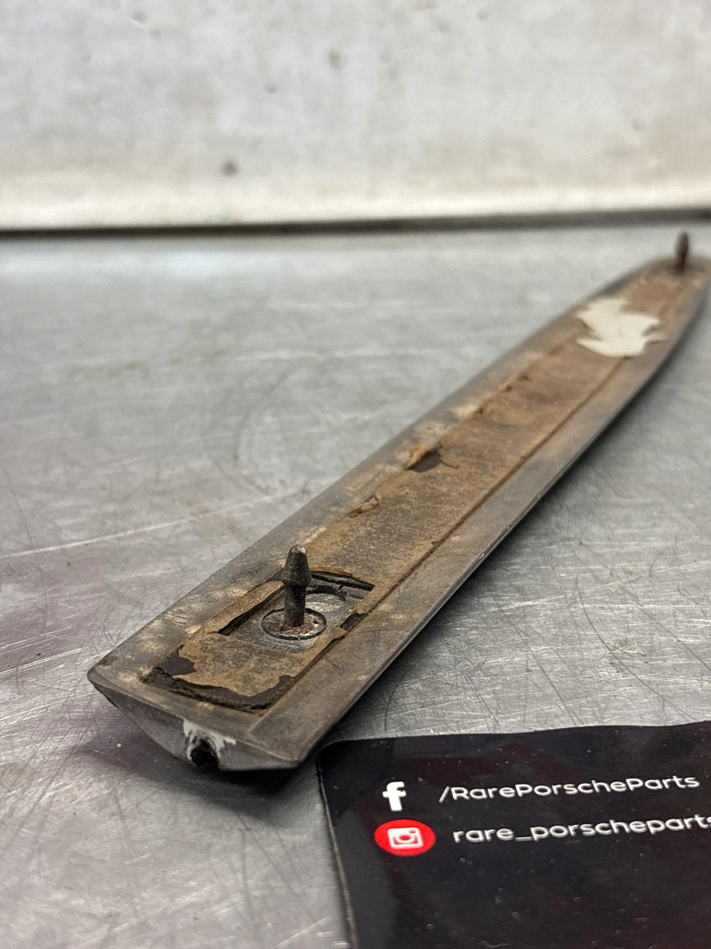 Porsche 928 right side front wing molding trim, used 92855903803 - Image 6