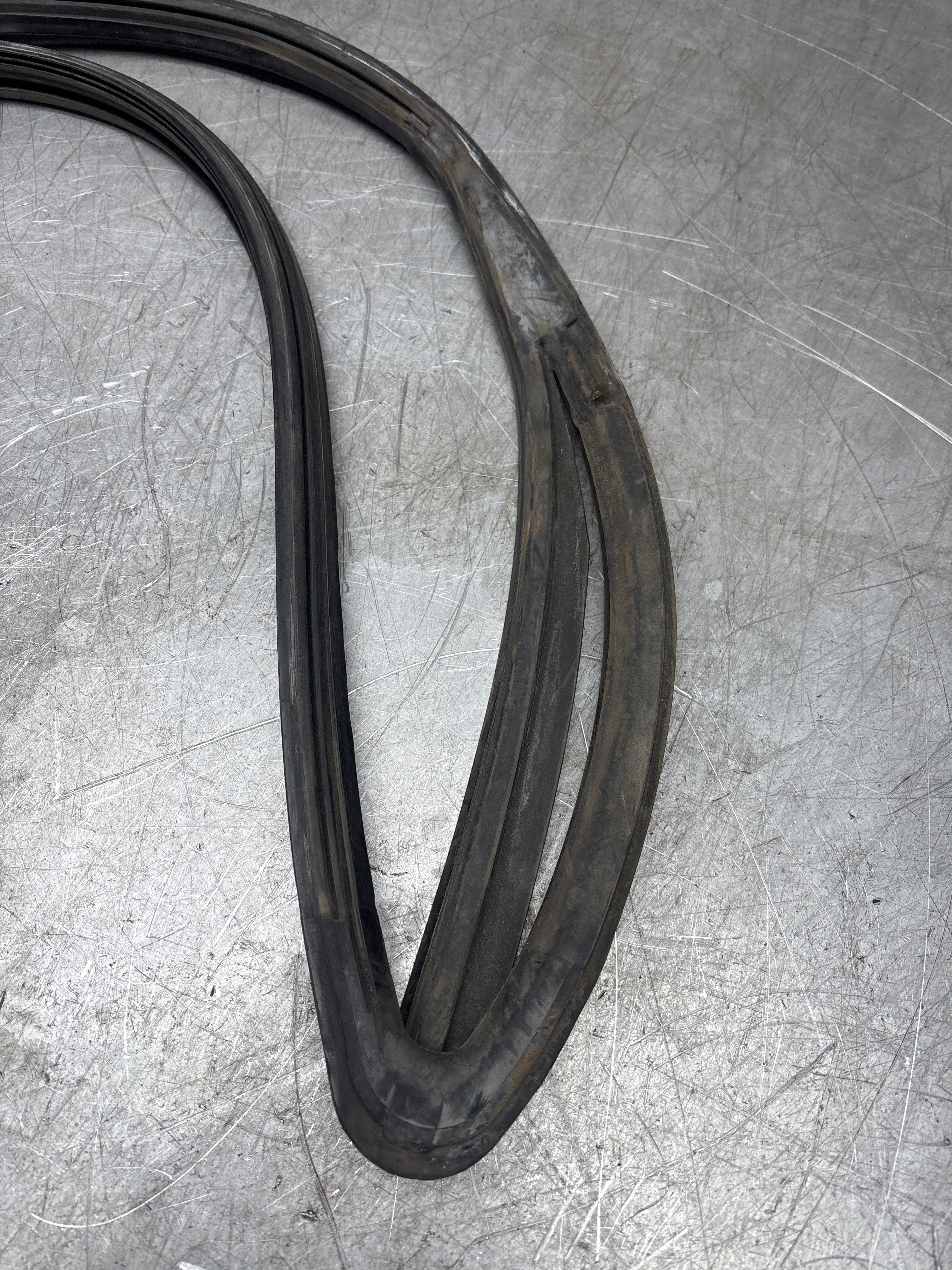 Porsche 928 S right rear quarter glass rubber seal, 92854304604 used - Image 2