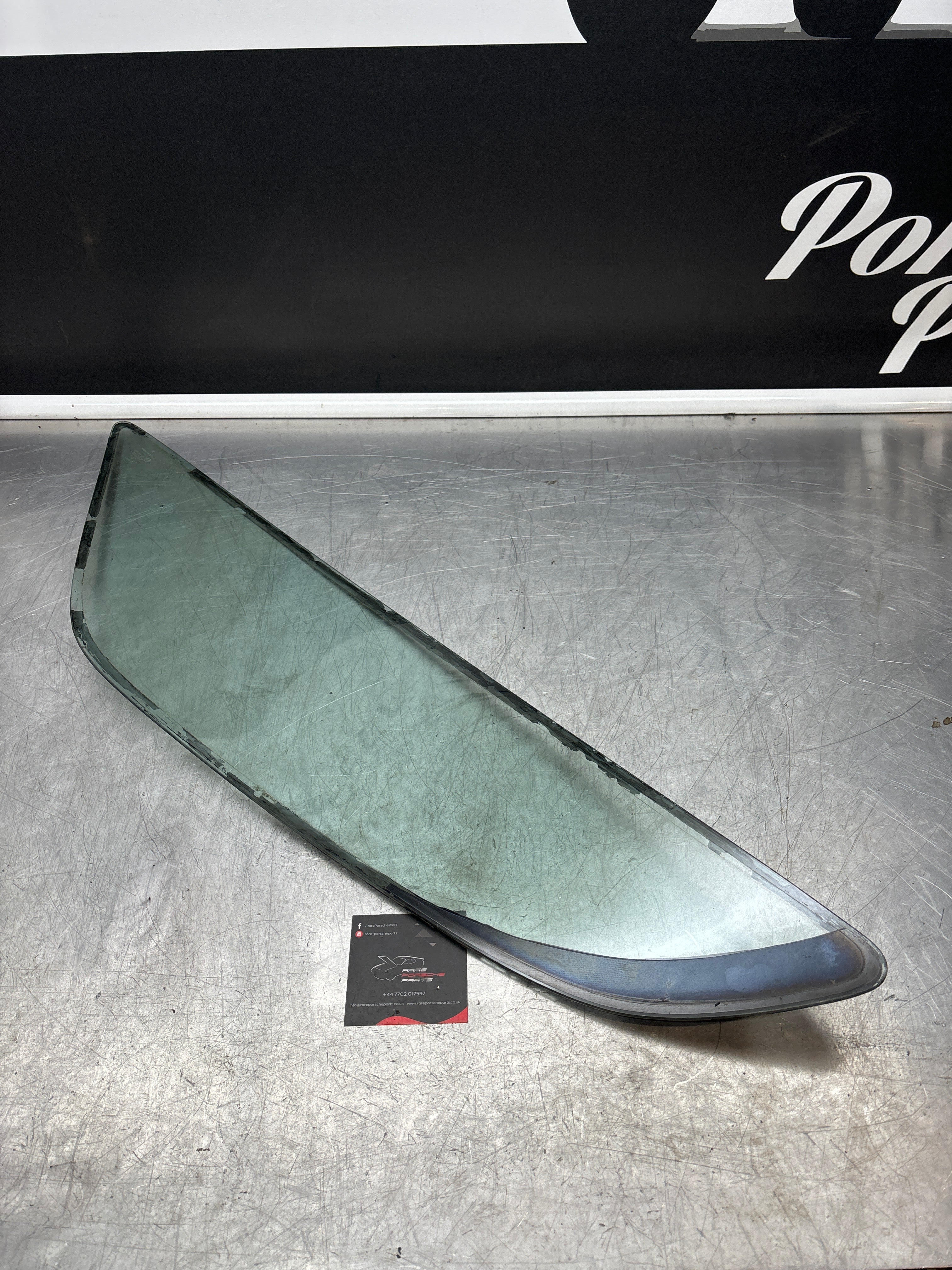 Porsche 928 S rear quarter side glass, right, green 92854310608 used - Image 3
