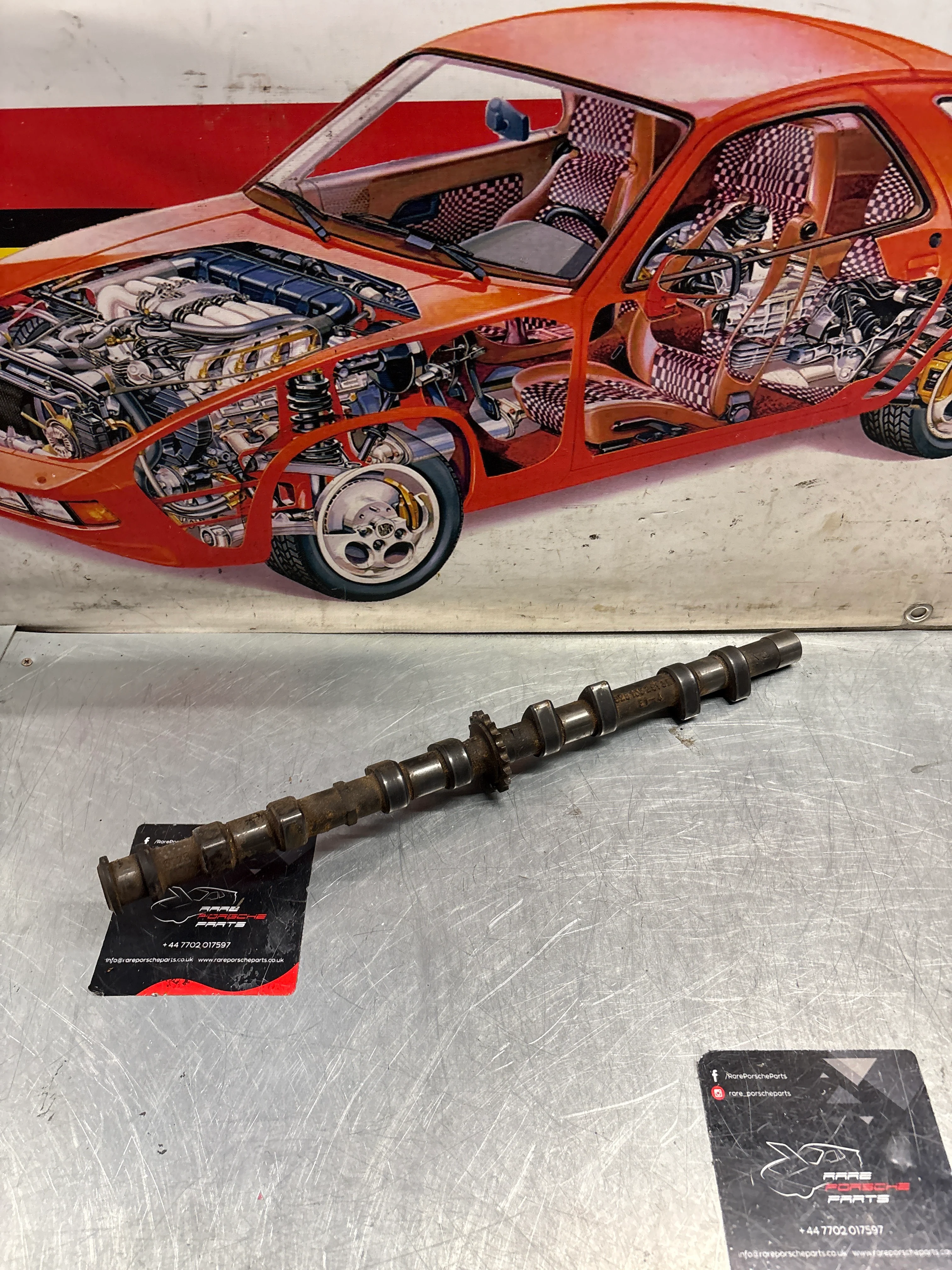 Porsche 928 S3 M28.45/46 engine Camshaft, intake side, cylinder 1-4, used 9281052913R / 92810529108 - Image 2