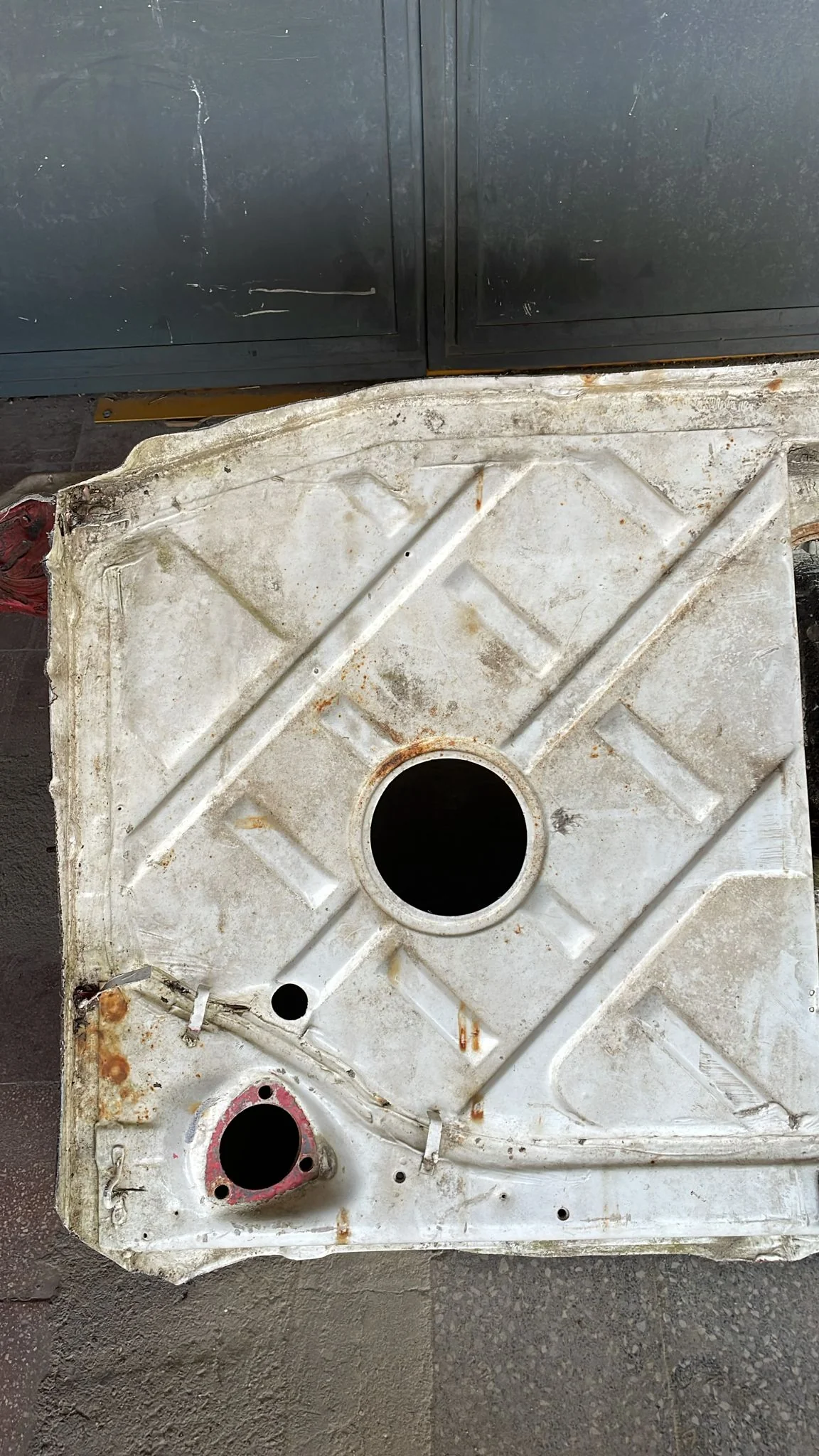 Porsche 928 S4 boot floor pan rear end cut 92850107106 / 92850107505 - Image 2