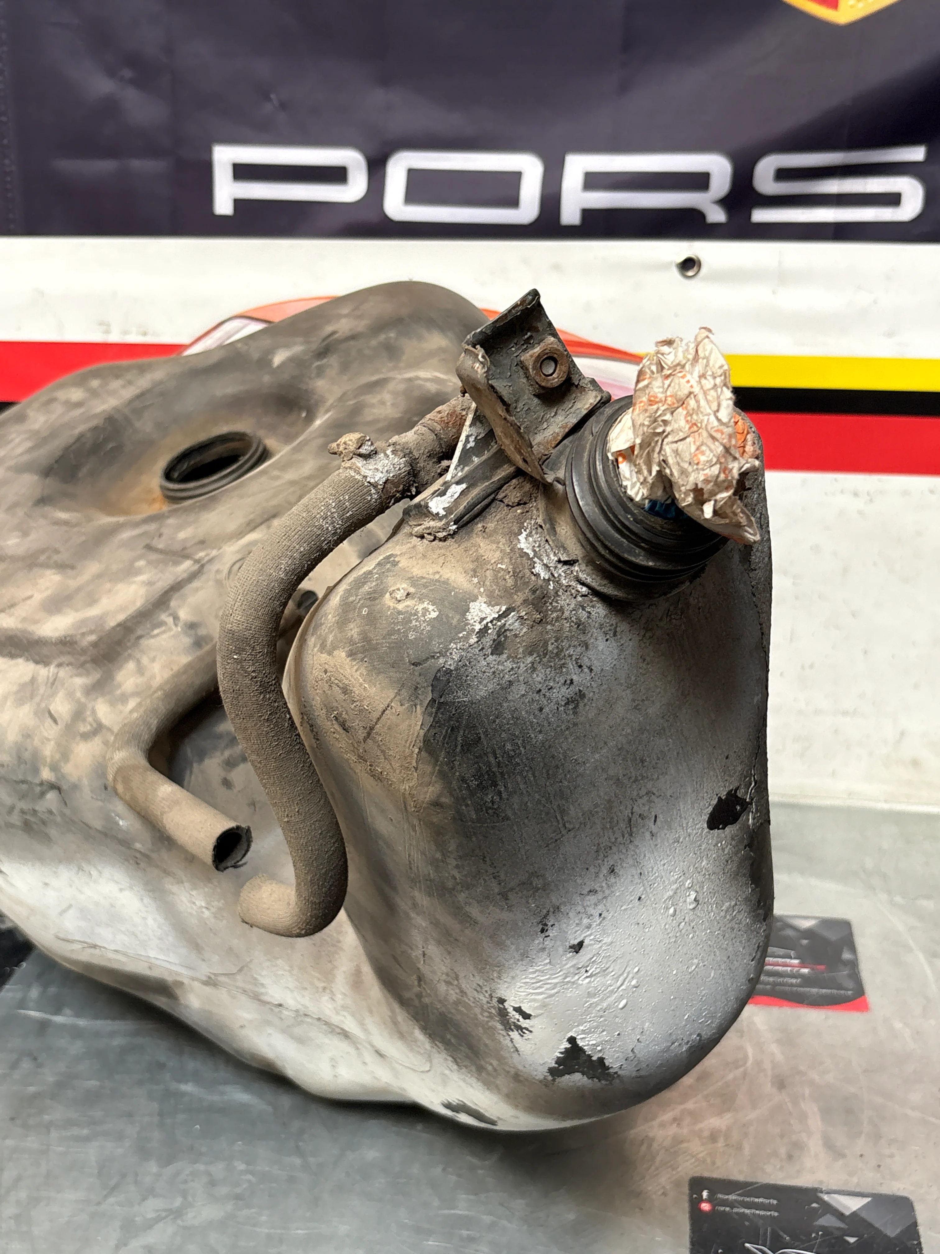 Porsche 928 S4 fuel tank, used 928201003 05/06 - Image 5