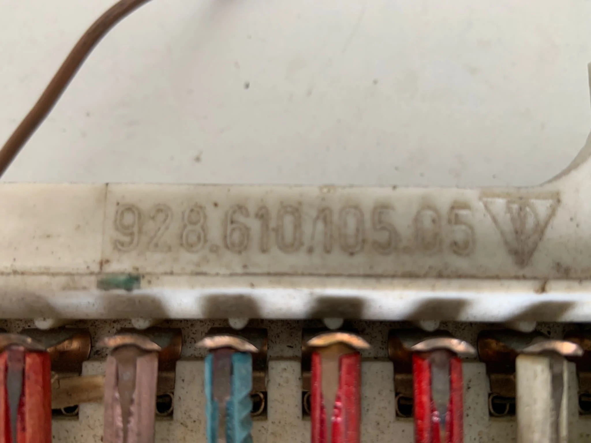 Porsche 928 S4 fuse box carrier plate fuse 92861010505 - Image 3