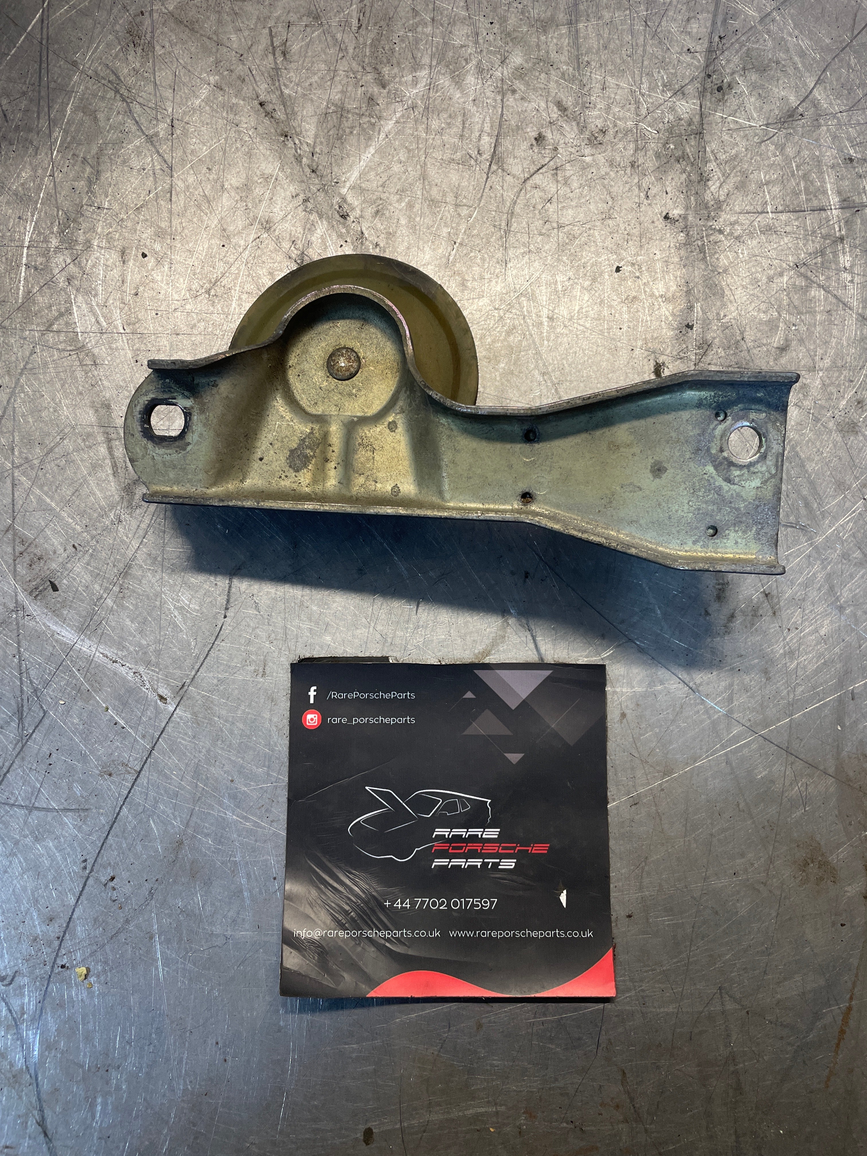Porsche 928 S4 Holder idler pulley throttle valve, used 92811064201 - Image 2