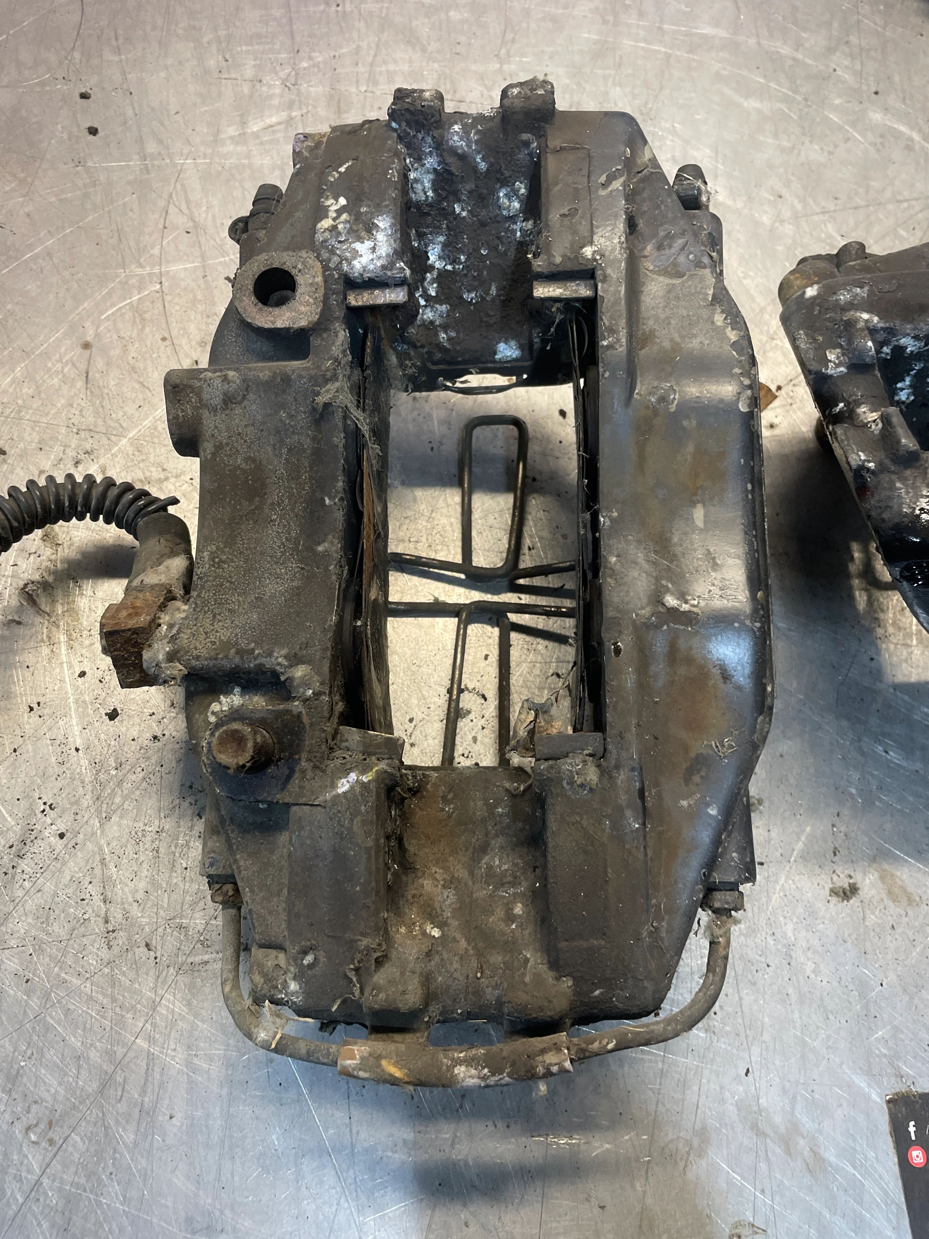 Porsche 928 S4 Pair of front brake calipers, used - Image 3