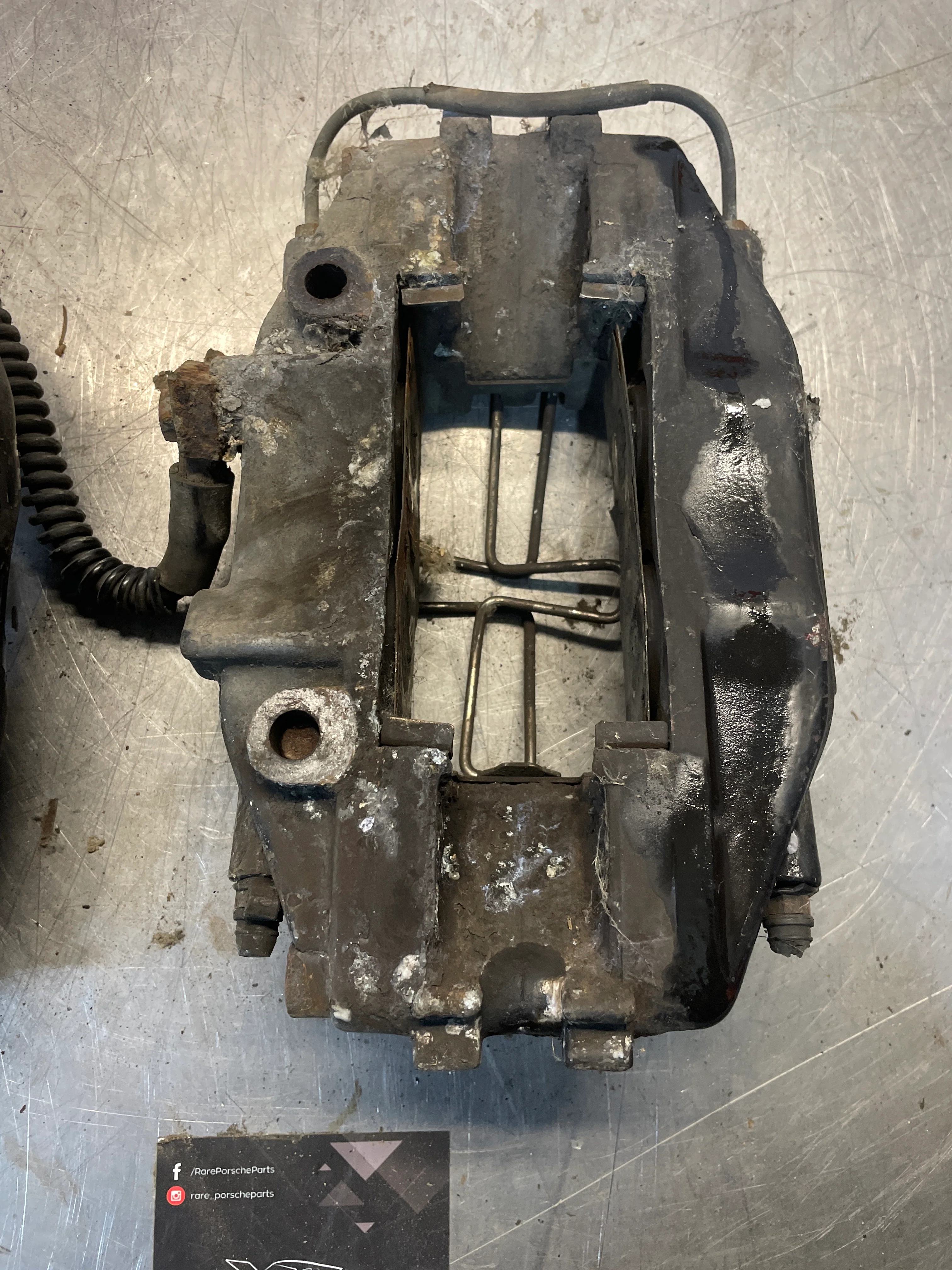 Porsche 928 S4 Pair of front brake calipers, used - Image 4