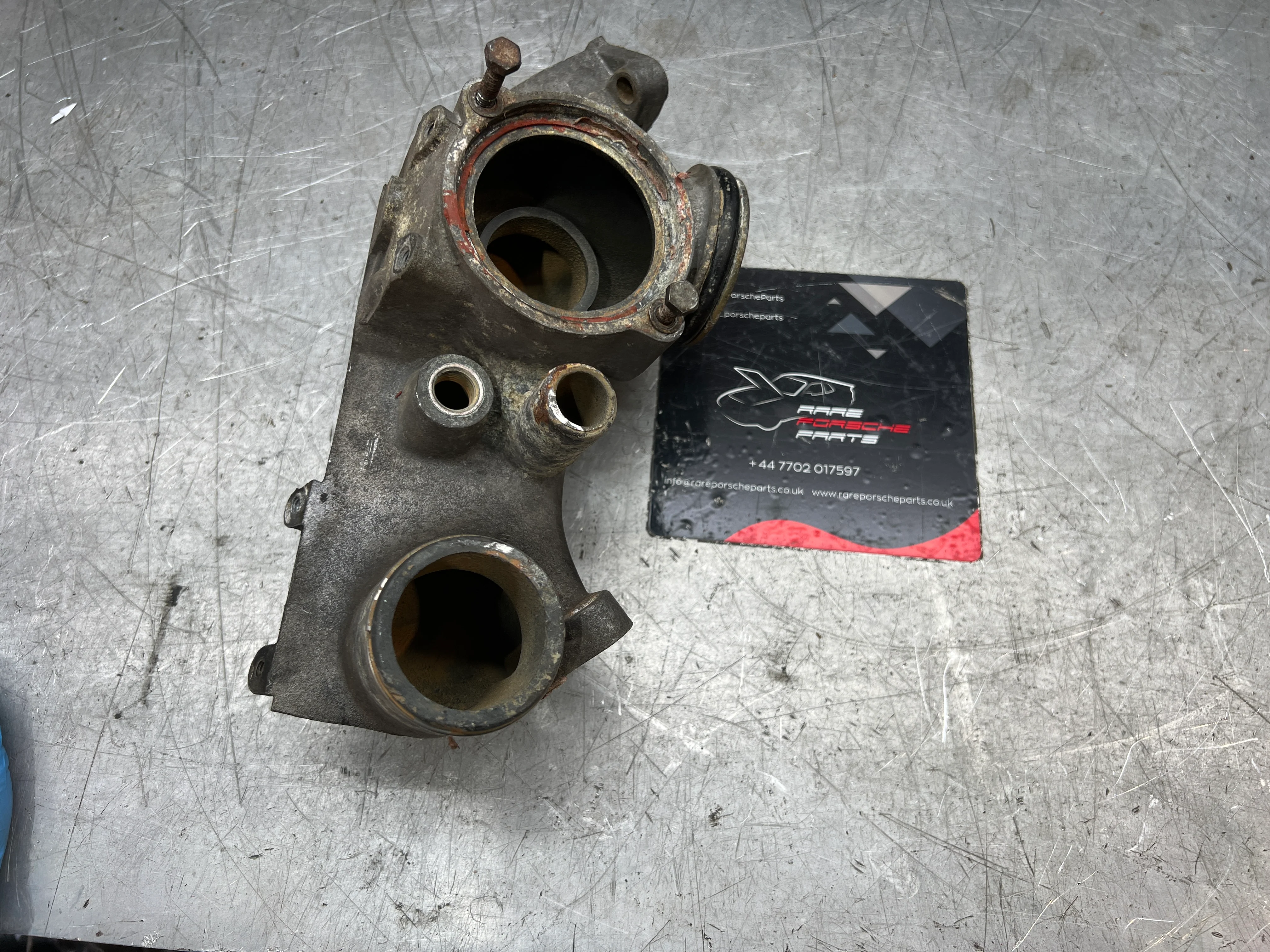Porsche 928 thermostat housing, used 9281061614R - Image 4