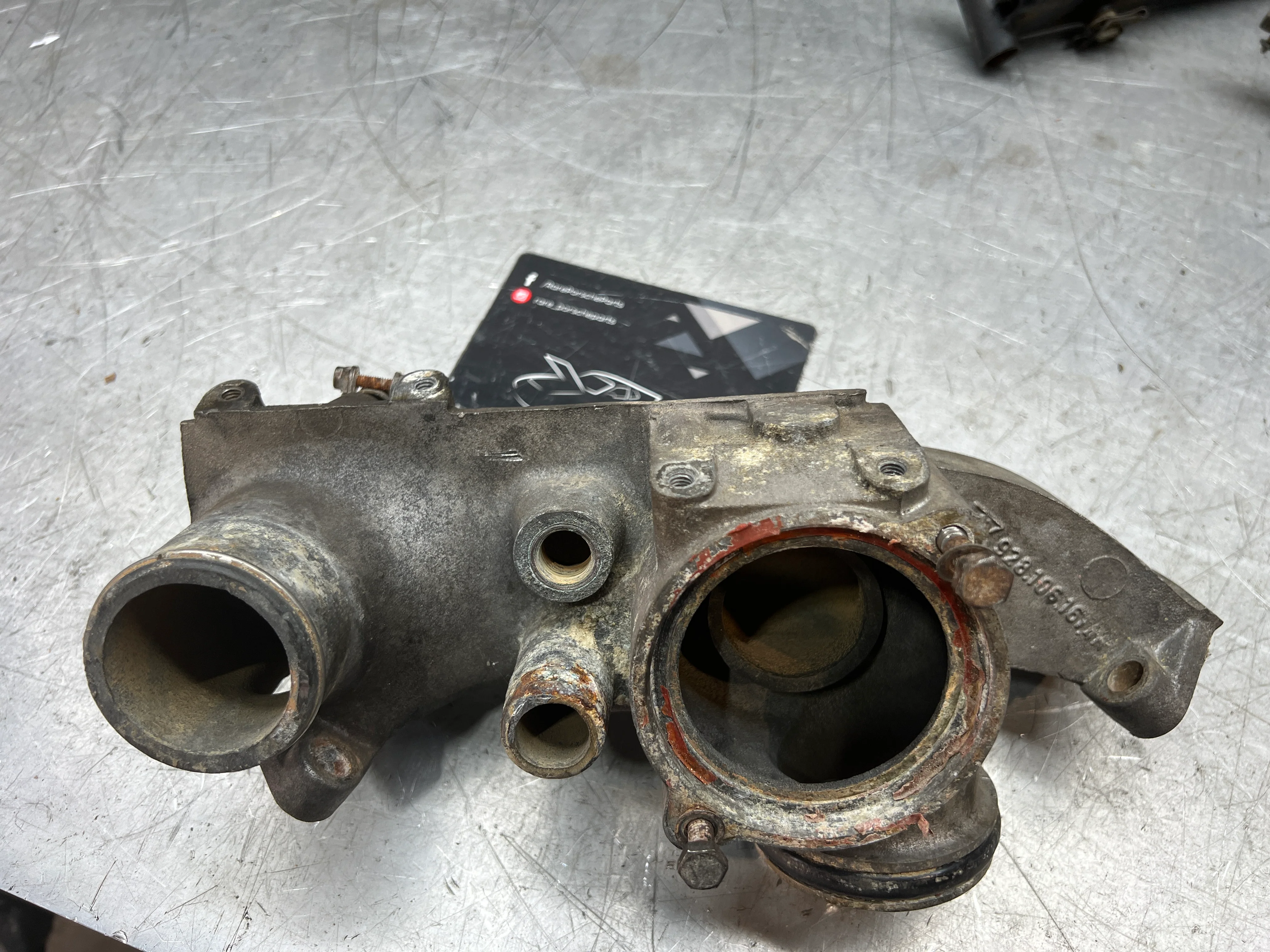 Porsche 928 thermostat housing, used 9281061614R - Image 7