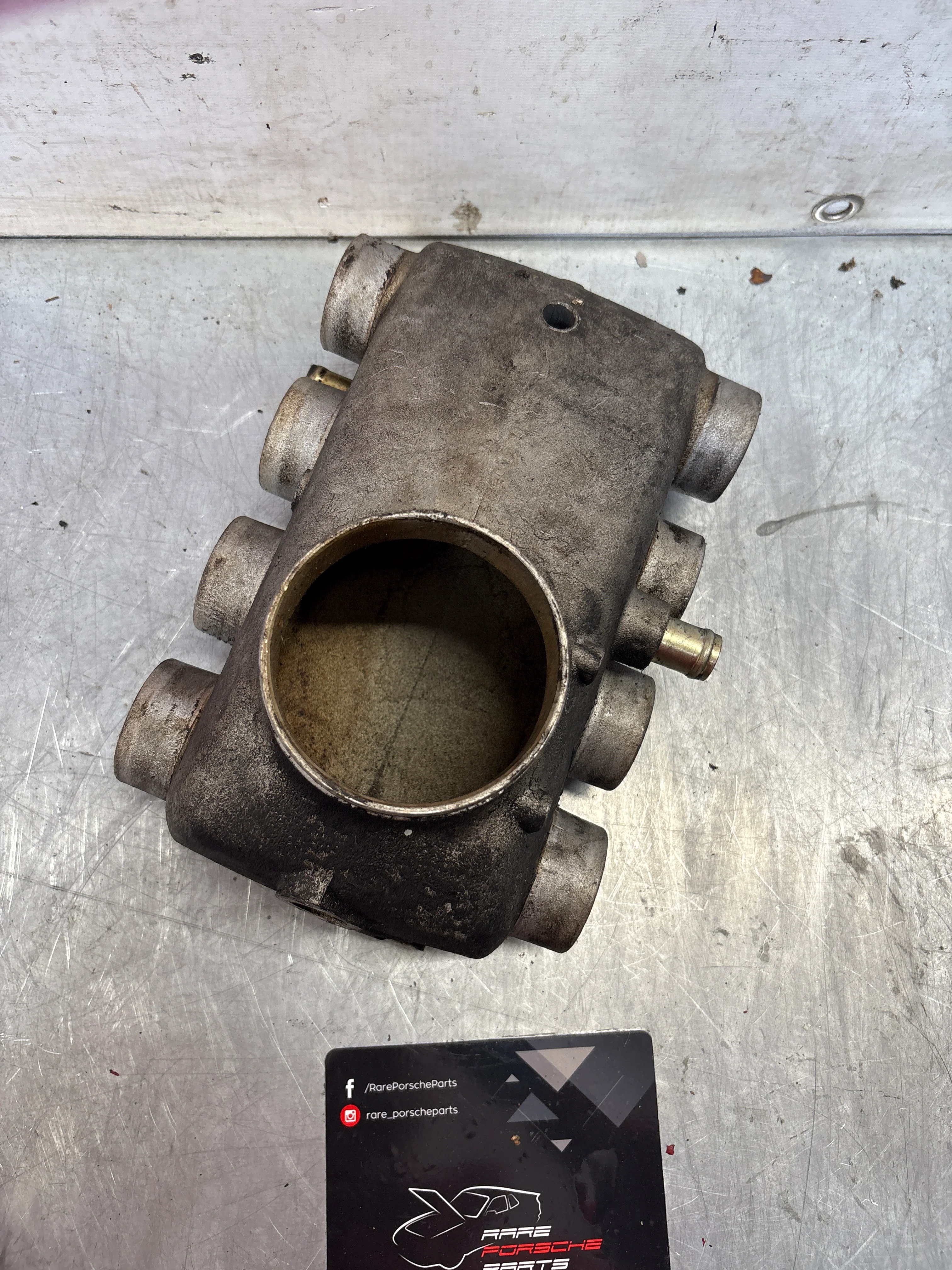 Porsche 928 Used intake manifold 9281101590R - Image 6