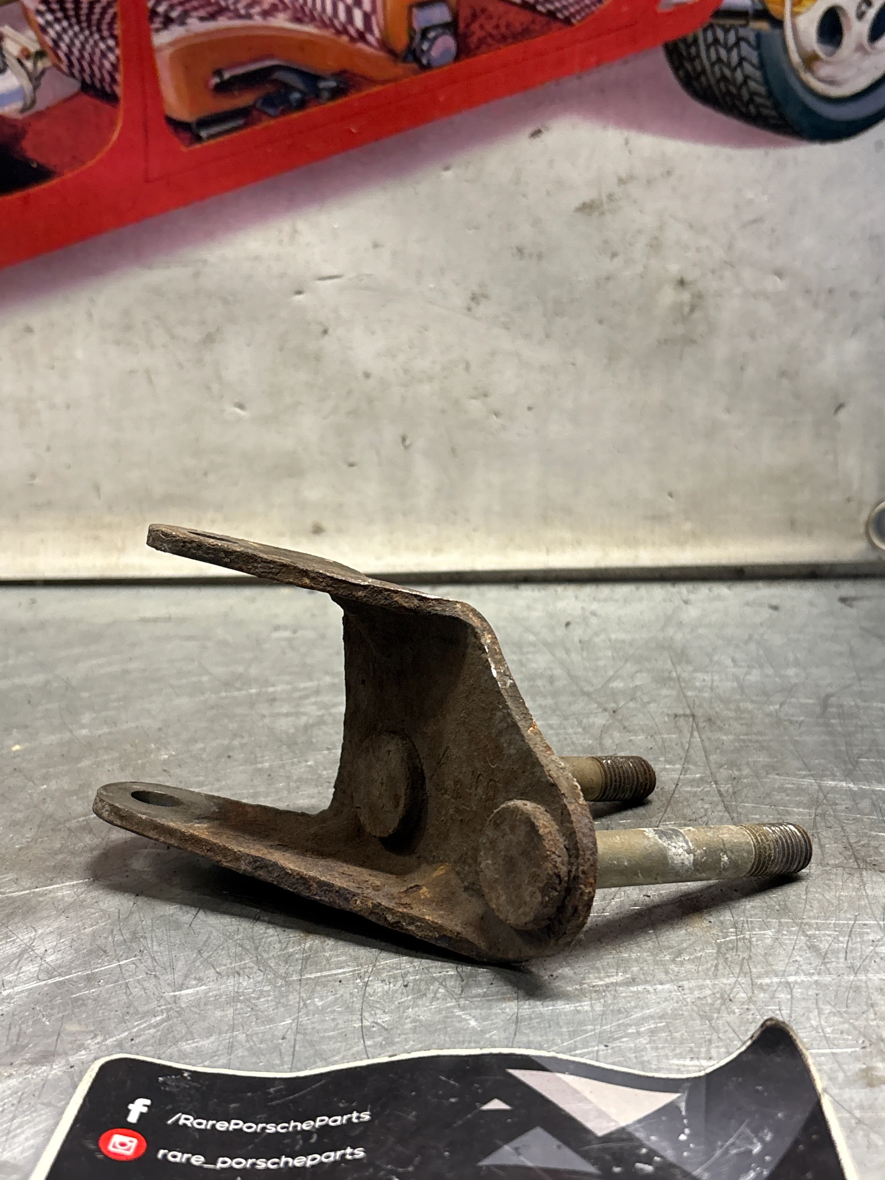 Porsche 928 Wishbone stabilizer bracket, left, used 92834109205 - Image 2