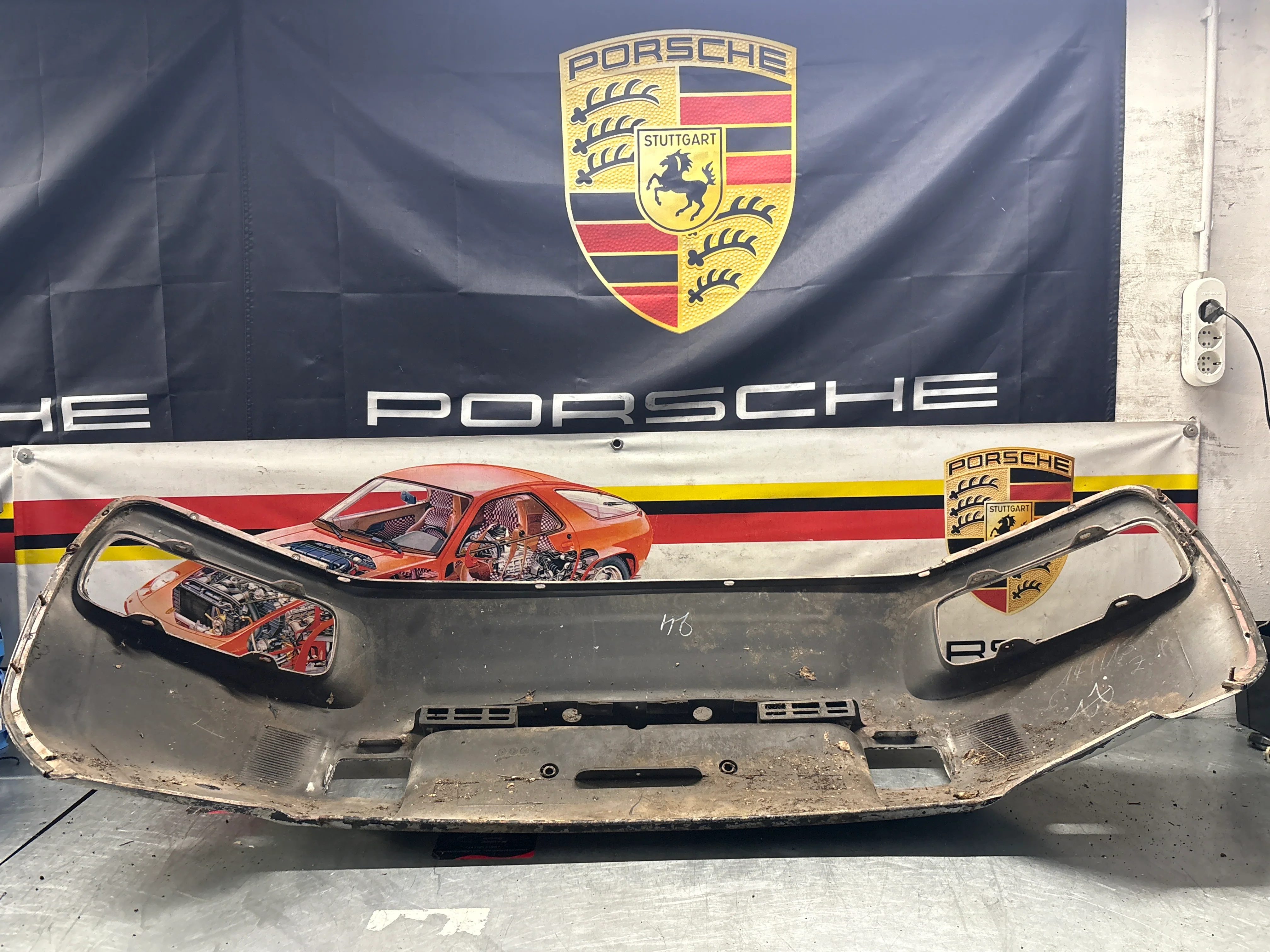Porsche 928S2 rear bumper, used 92850502303 / 474181 - Image 10