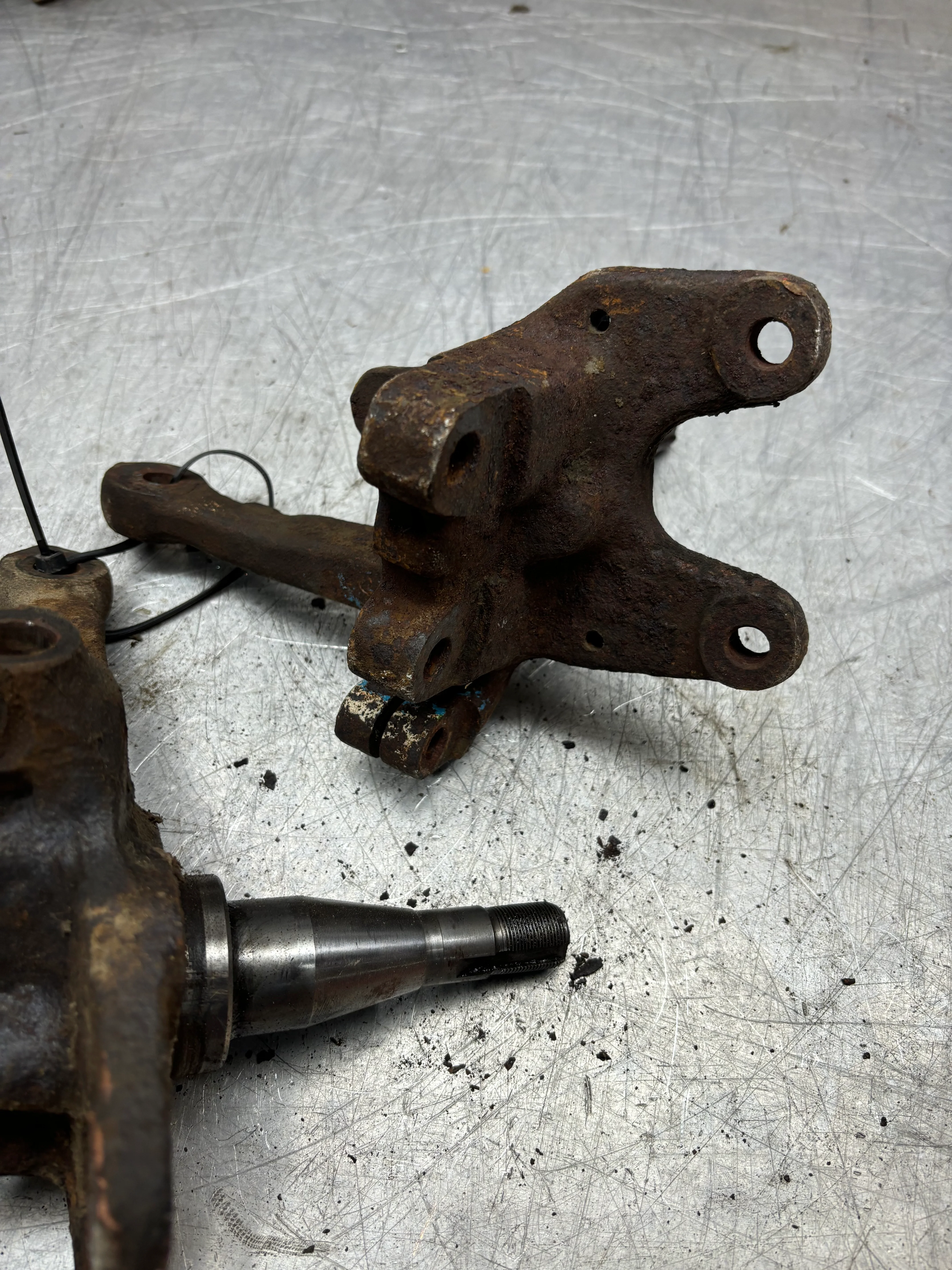 Porsche 944 -85.5/ 924S / 924 Turbo pair of steering knuckle, spindle axle front 477407311L 477407312L, used - Image 7