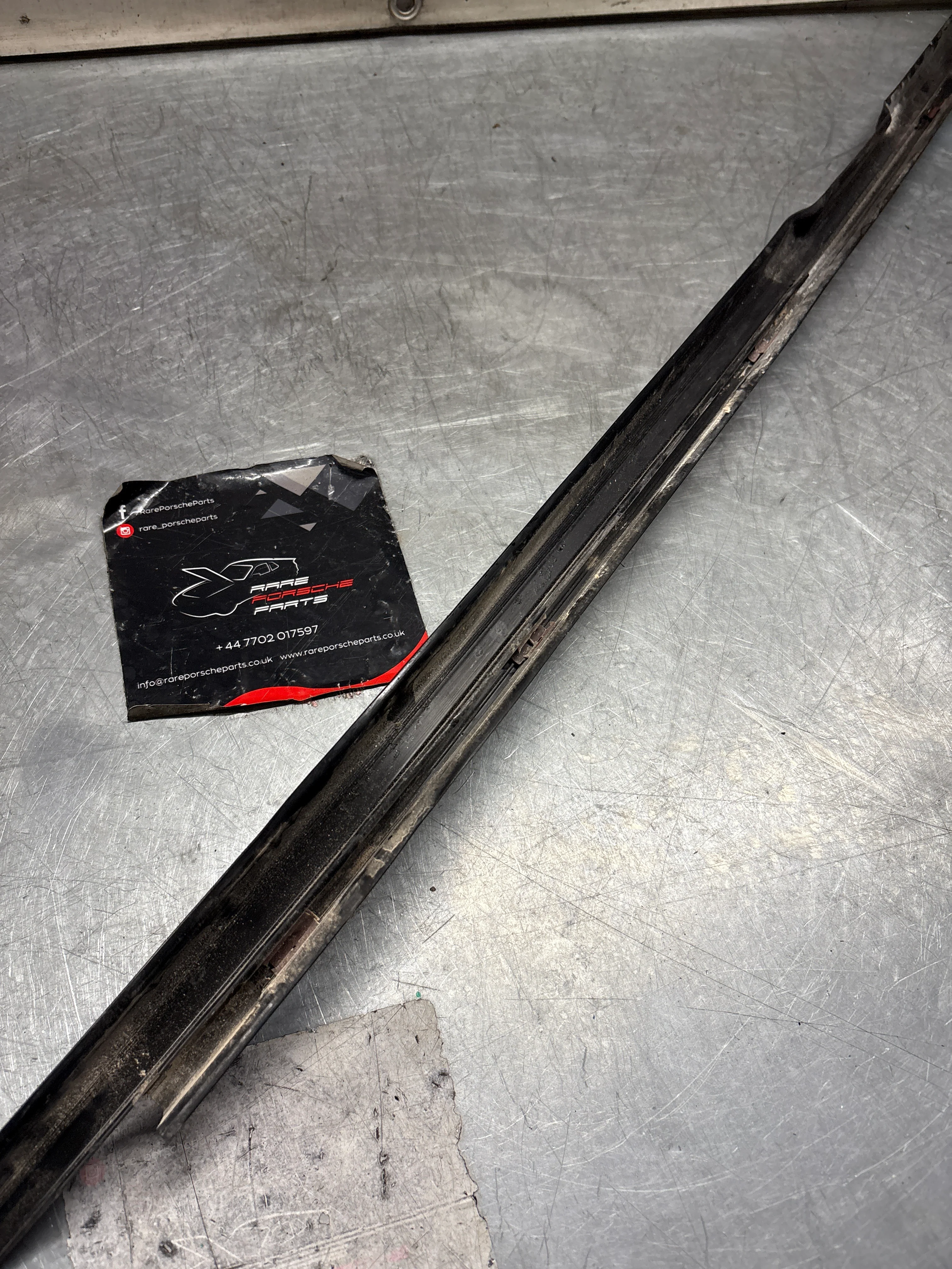 Porsche 944 85.5- left sill trim, scuff plate used 94455112100 cracked - Image 10