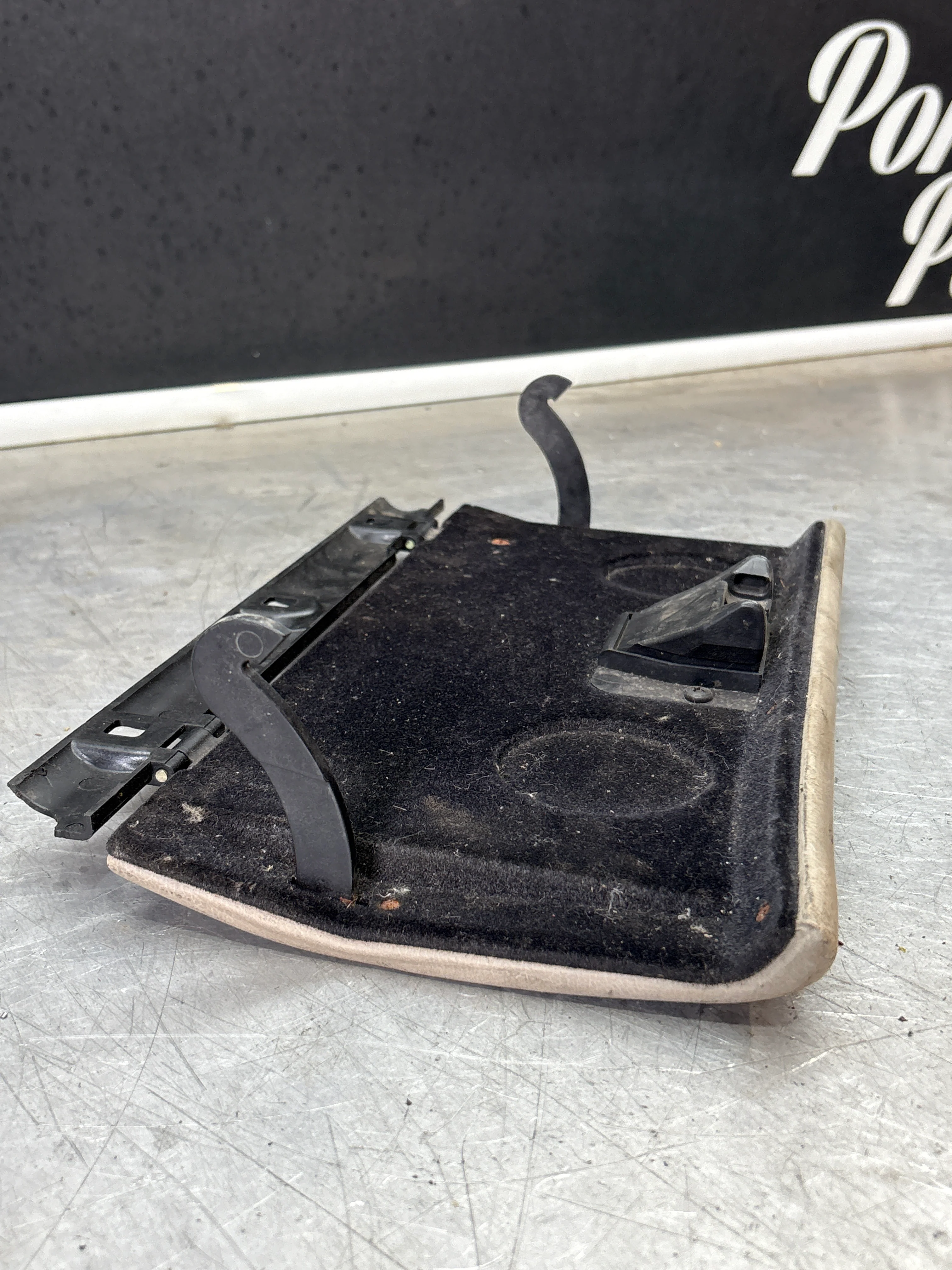 Porsche 944 85-92 glove box lid cream used - Image 3