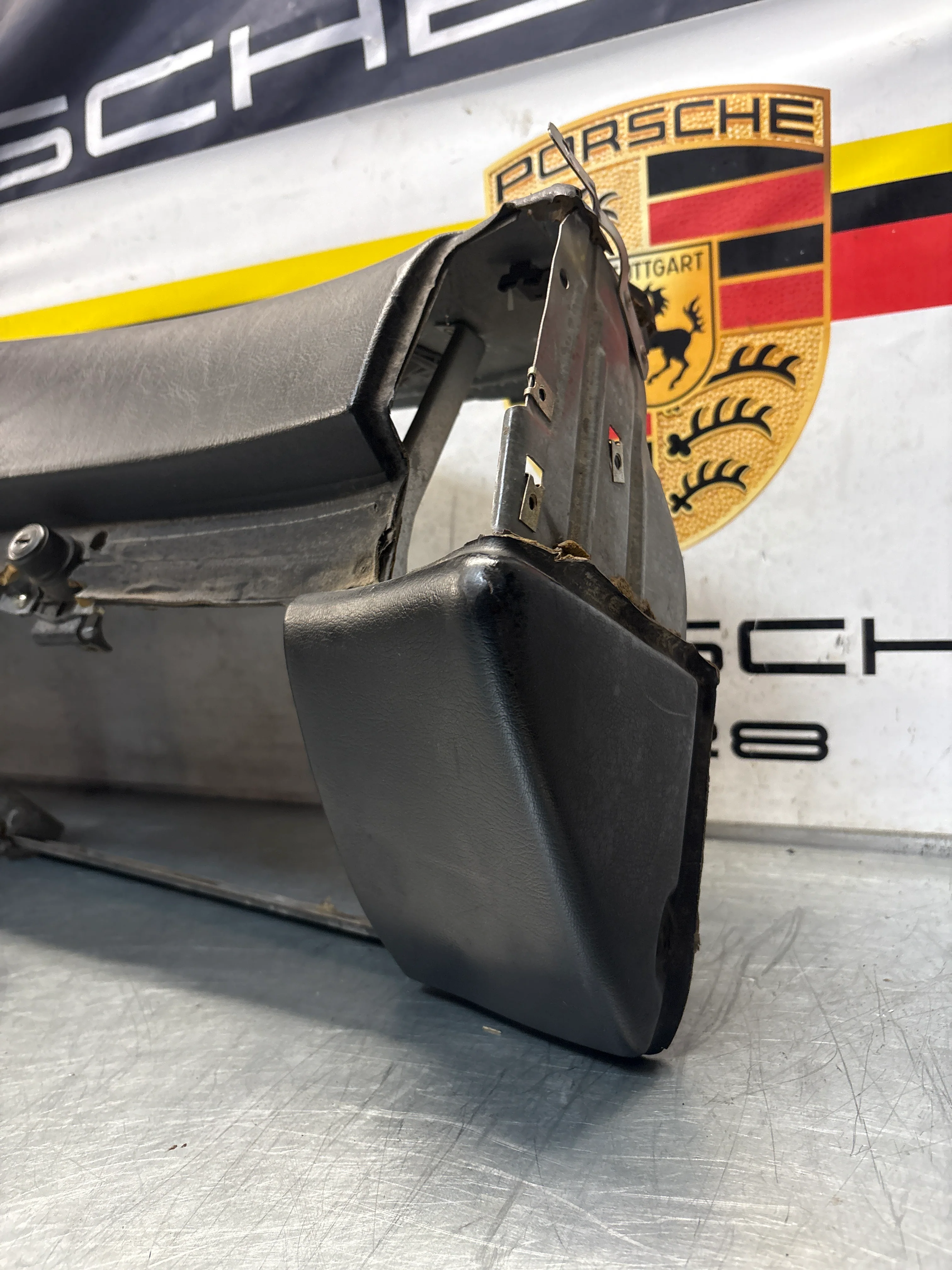 Porsche 944 dashboard for LHD car, black, nice condition - Image 8