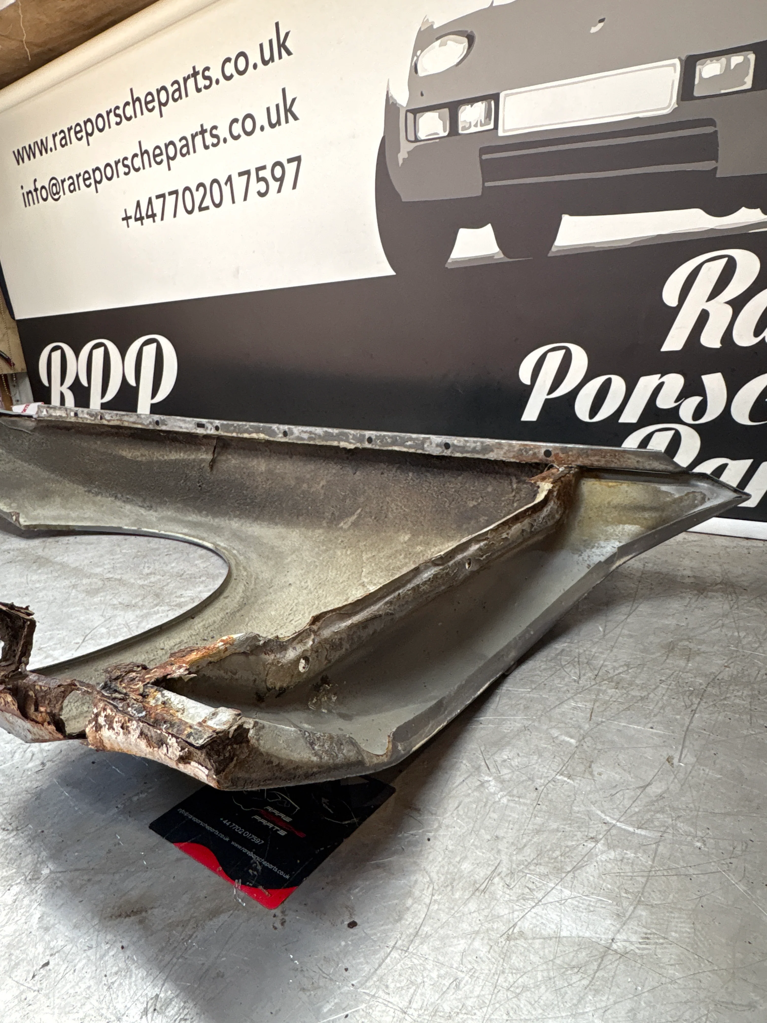 Porsche 944, early front right wing, in need of repair - Image 10