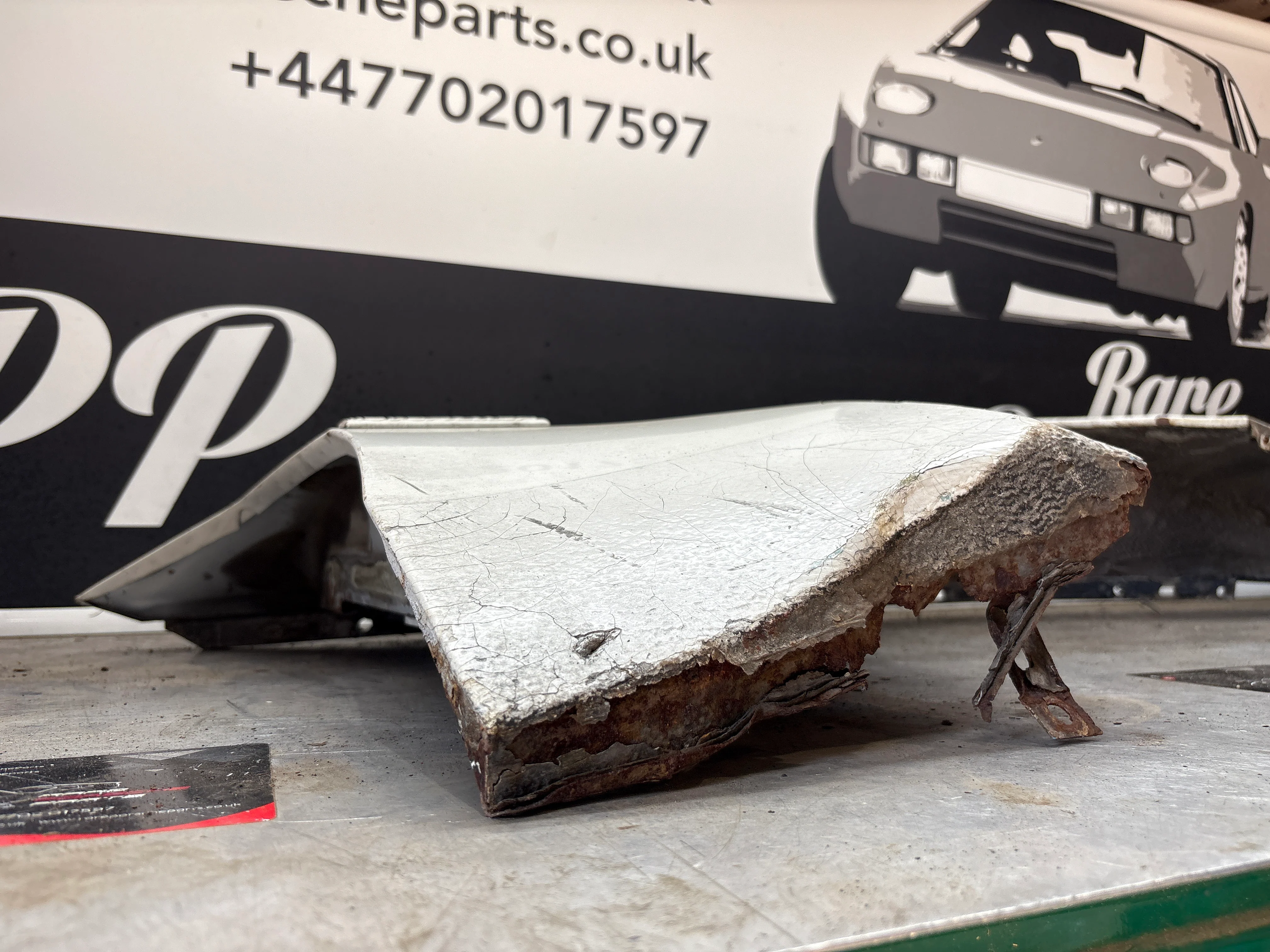 Porsche 944, early front right wing, in need of repair - Image 5
