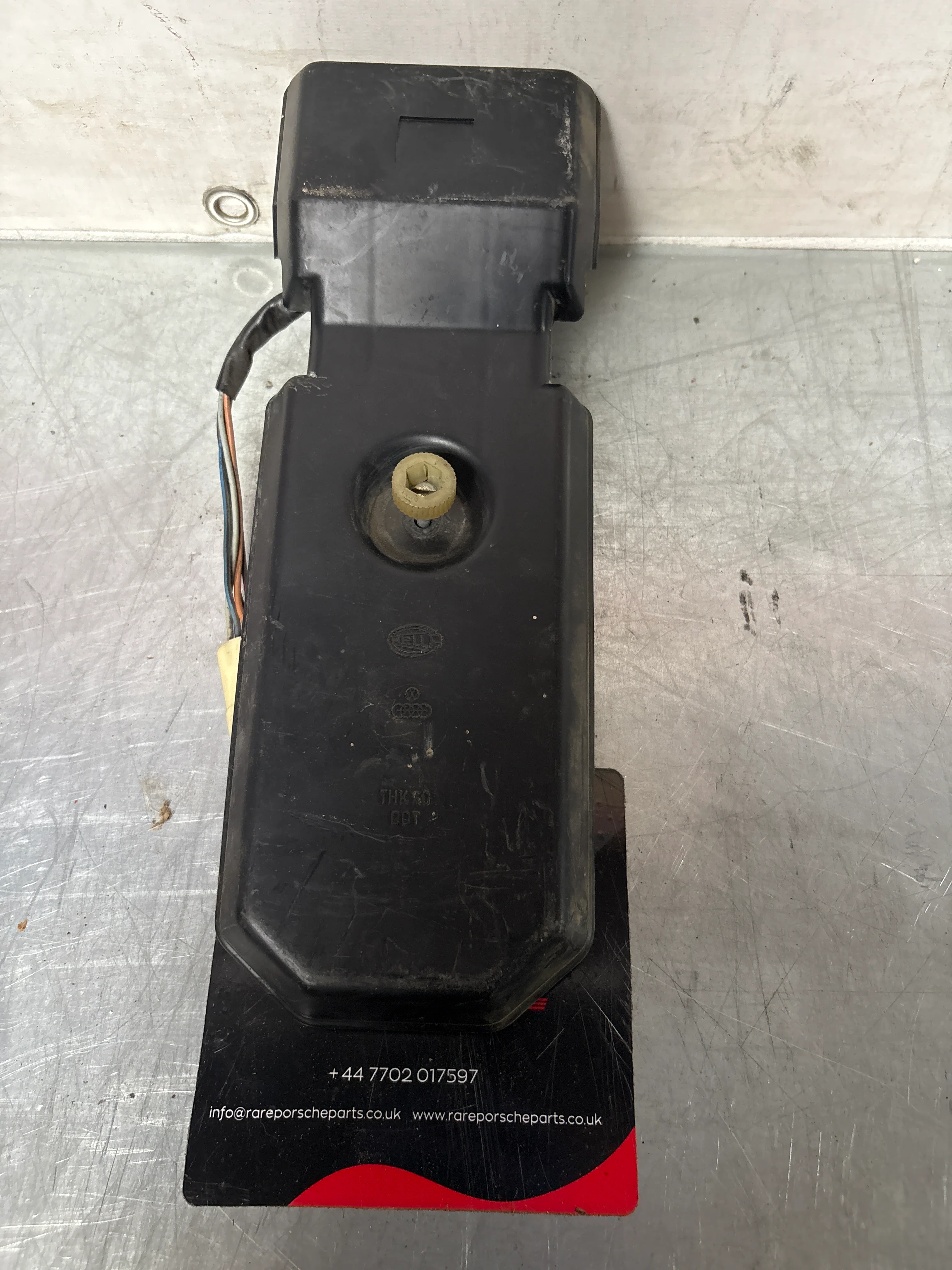 Porsche 944 rear left Tail light lamp bulb holder and cover, used 477945113 - Image 6