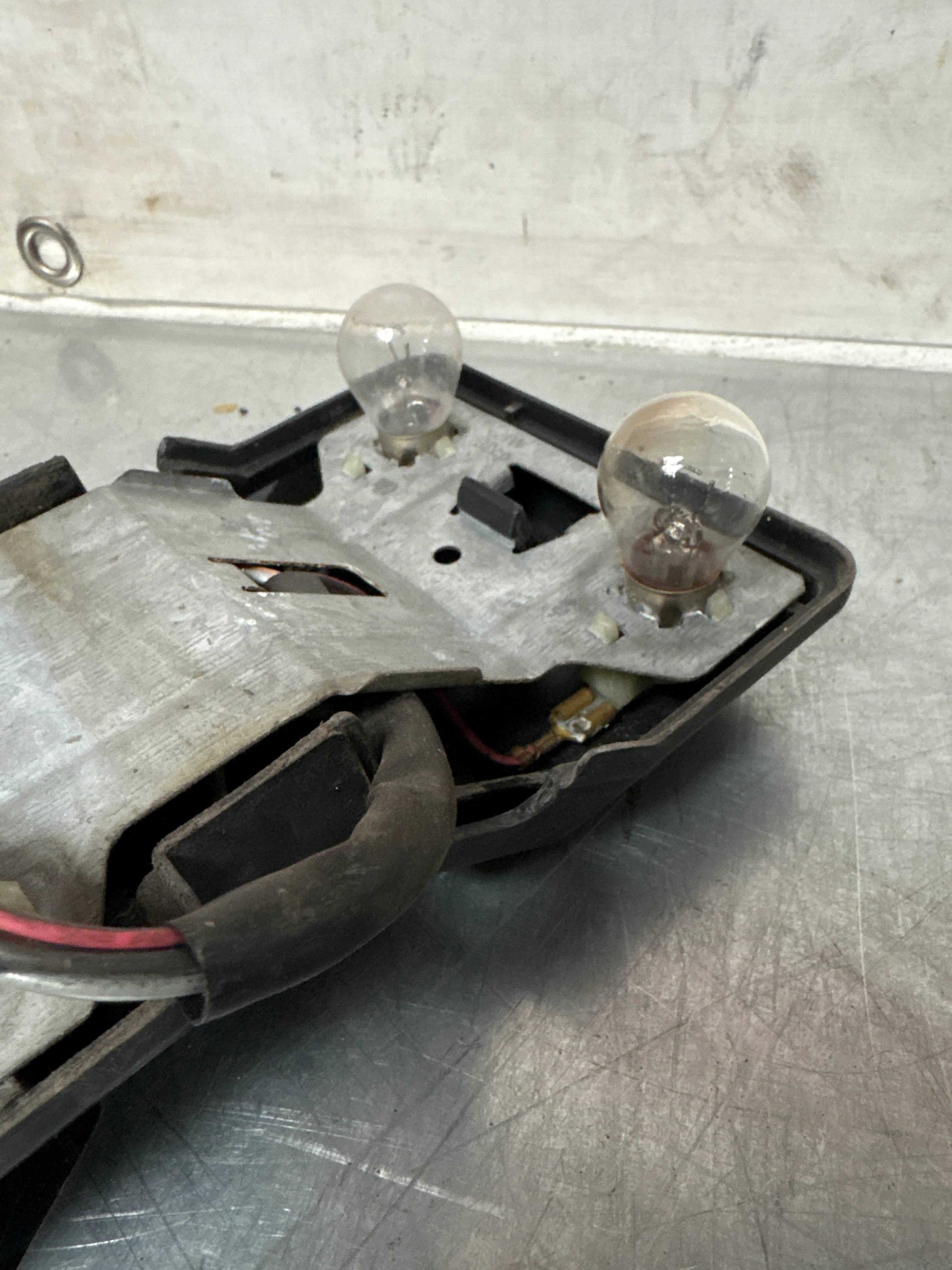 Porsche 944 rear left Tail light lamp bulb holder and cover, used 477945113 - Image 7