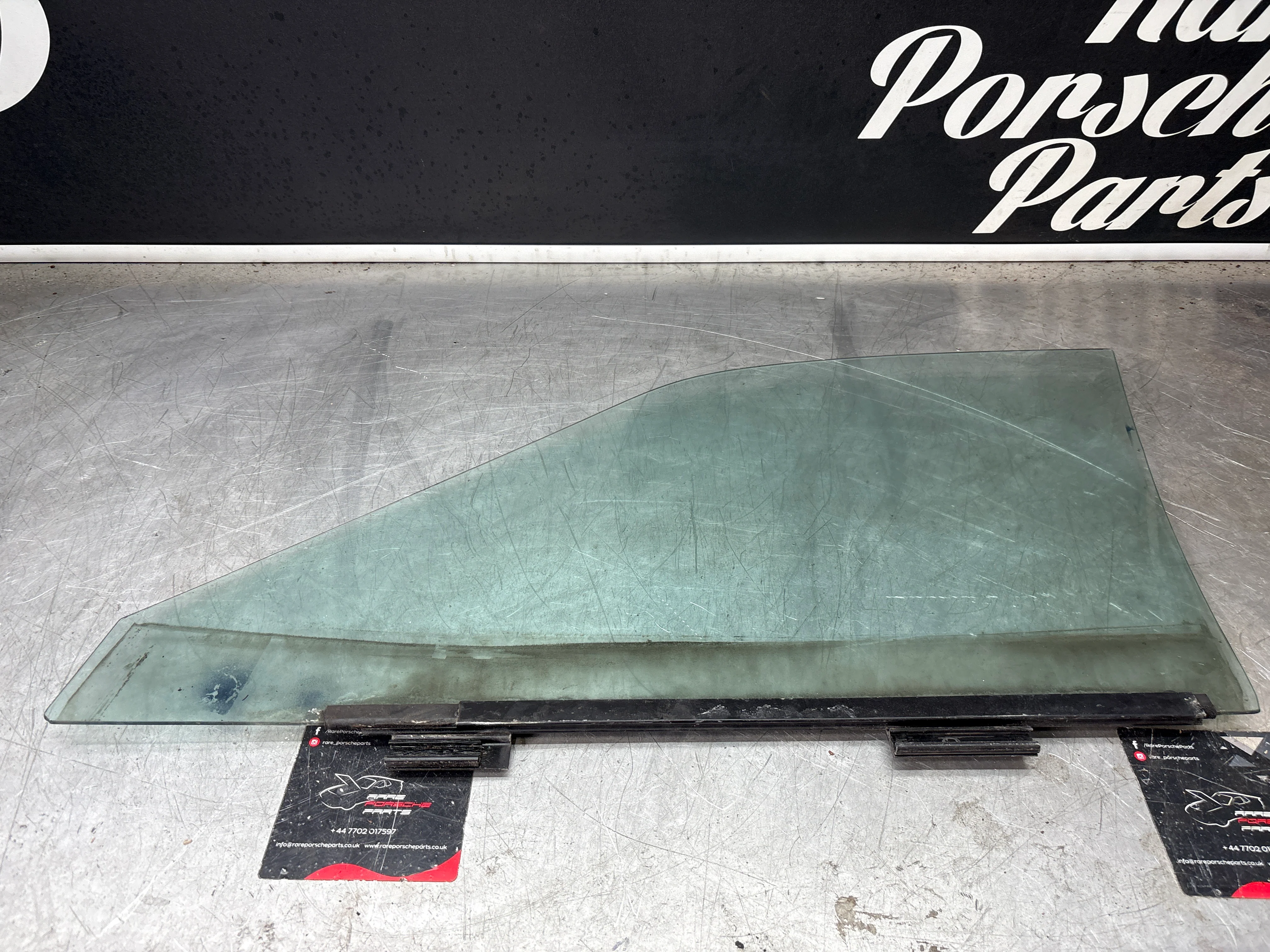 Porsche 944 Right side door glass, used 94454202401 - Image 2