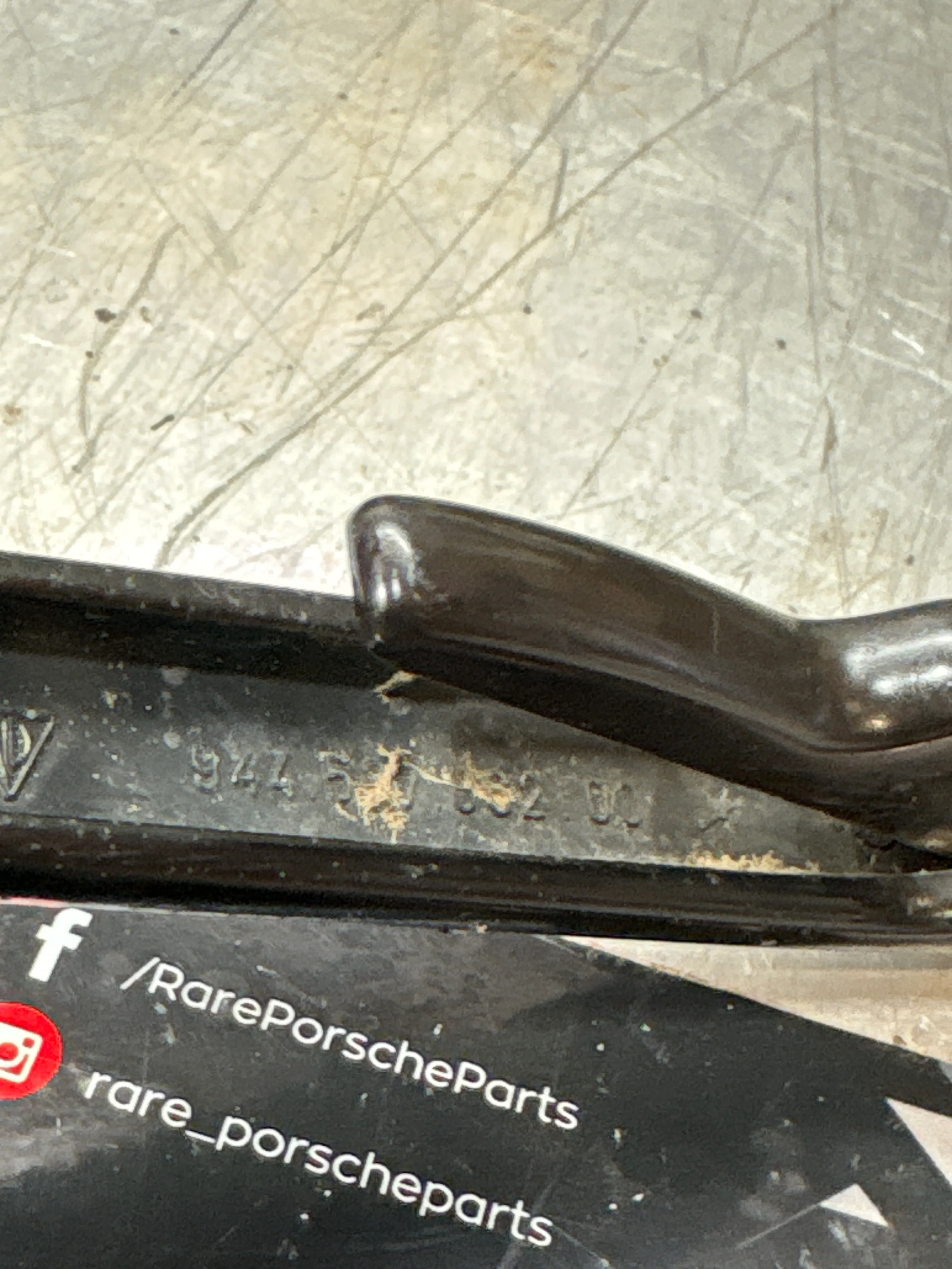 Porsche 944 scripted right door handle, used 94453706200 - Image 3