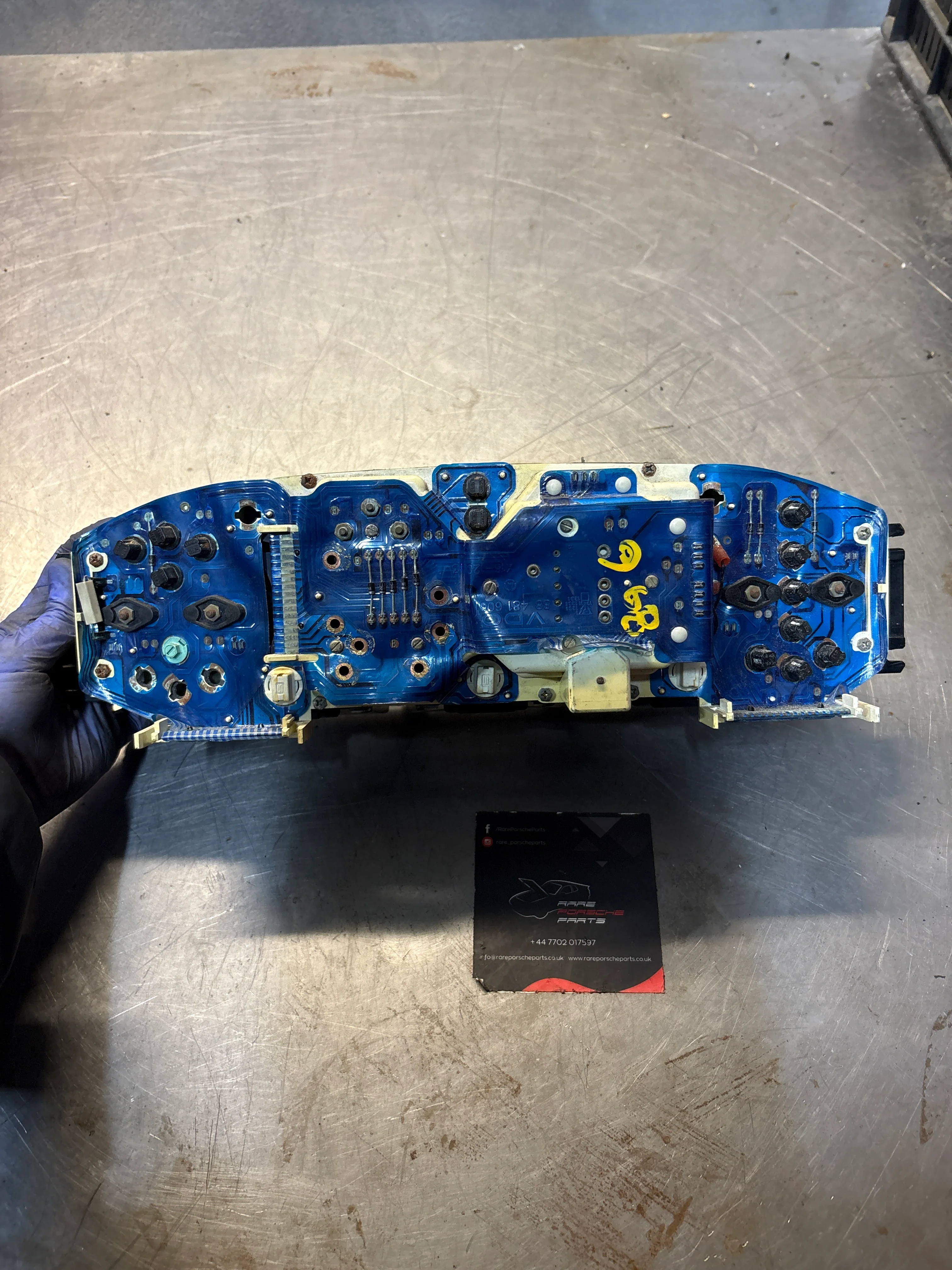 Porsche 968 dash clock binnacle pod speedometer, 94464131163 used 009240 km plastic screen has some small scratches - Image 7