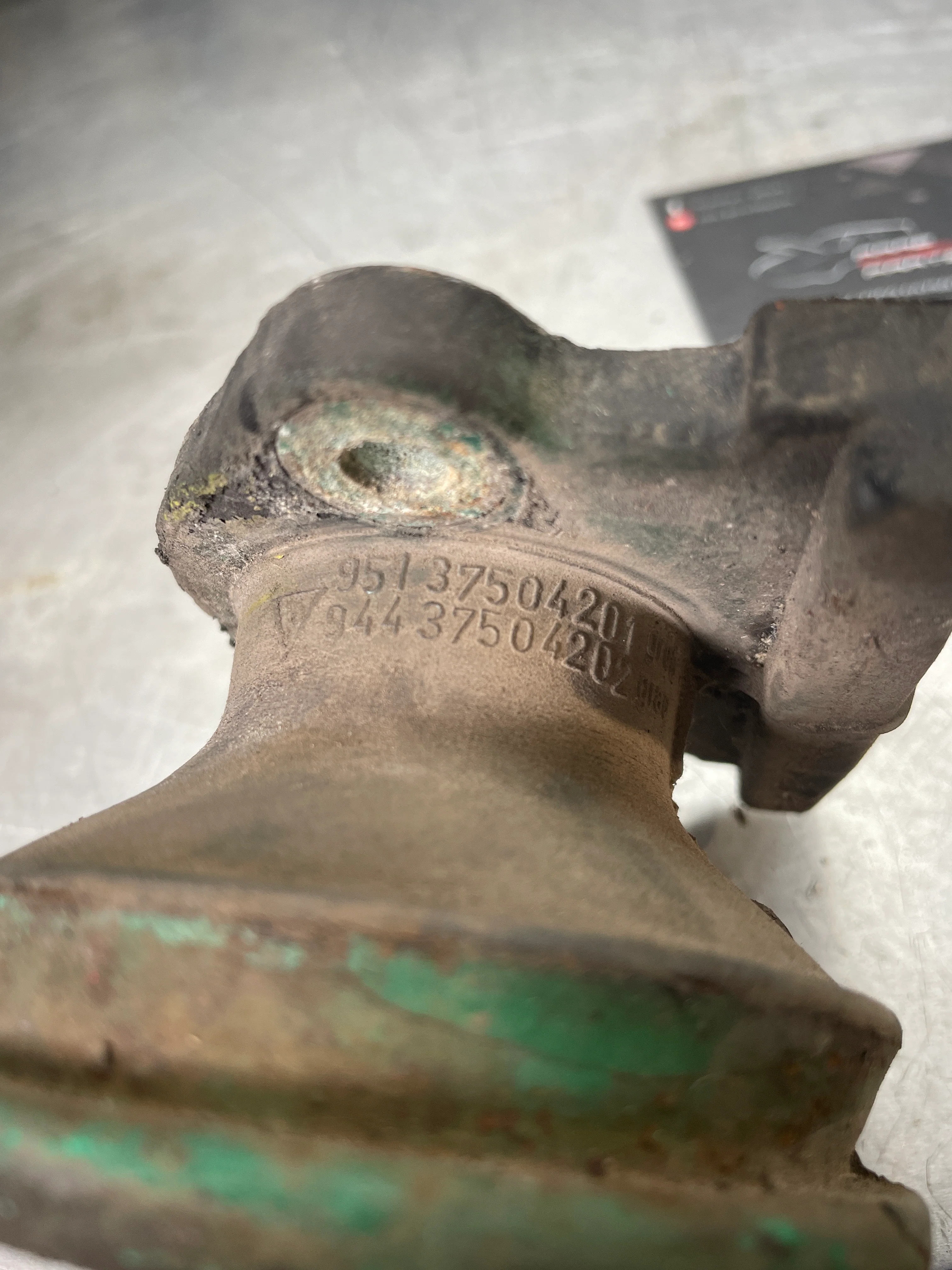 Porsche 944 Turbo green engine mount, used 95137504201 / 94437504202 - Image 5