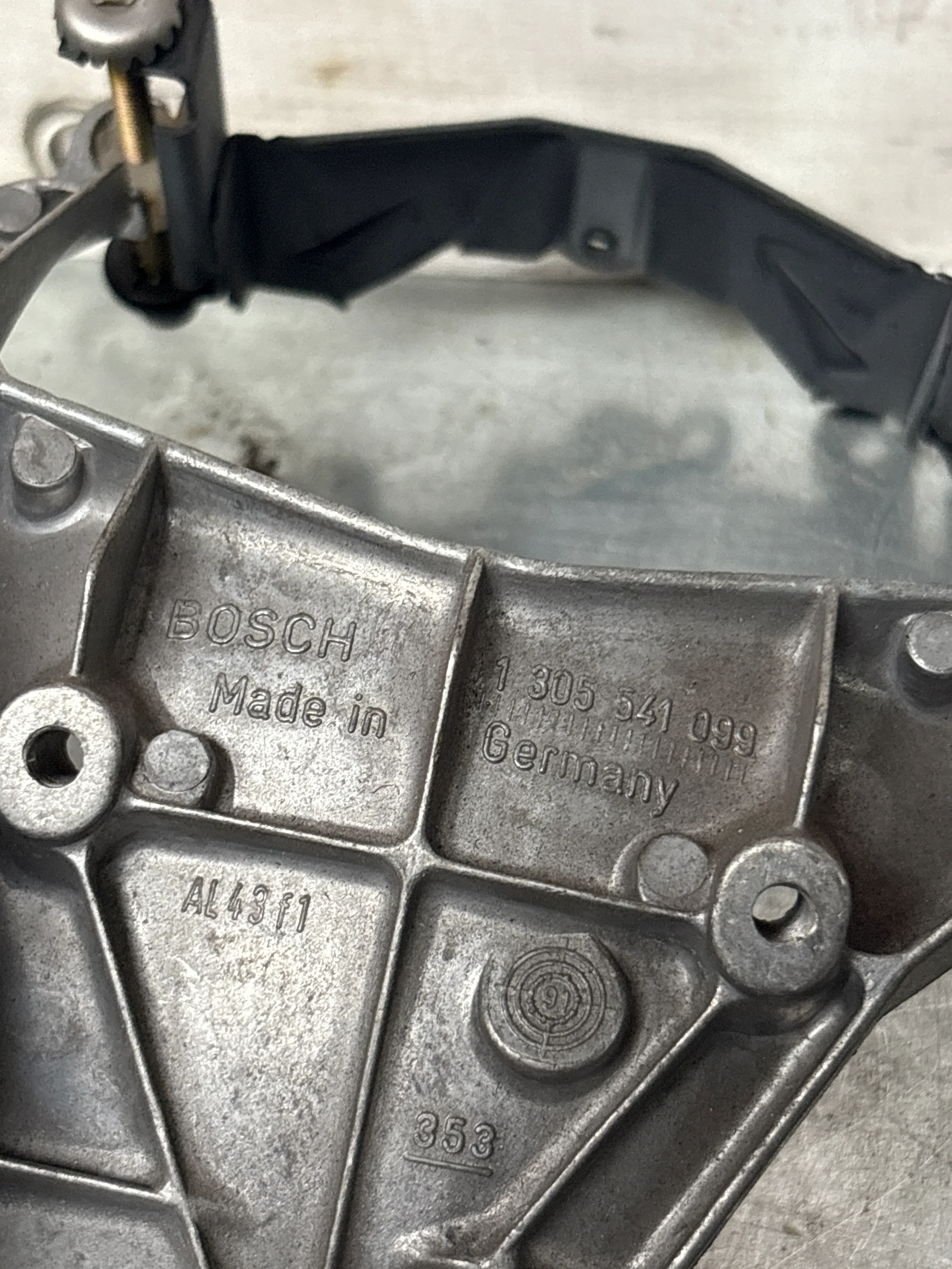 Porsche 968 headlight bracket housing, left 1305541099 - Image 3