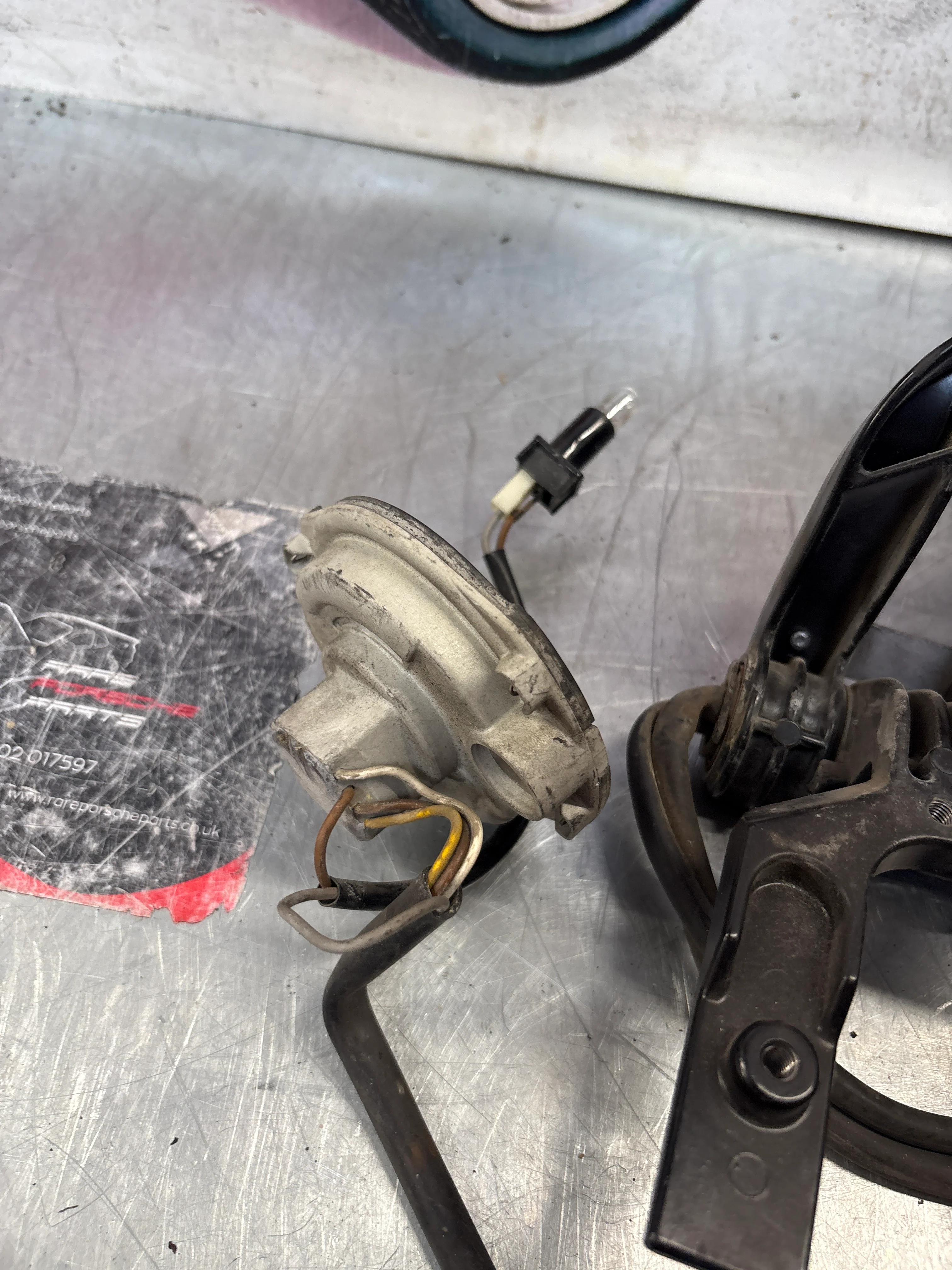 Porsche 968 right headlight swivel frame, used 94475057200 / 94475057400 / 94475037800 - Image 6