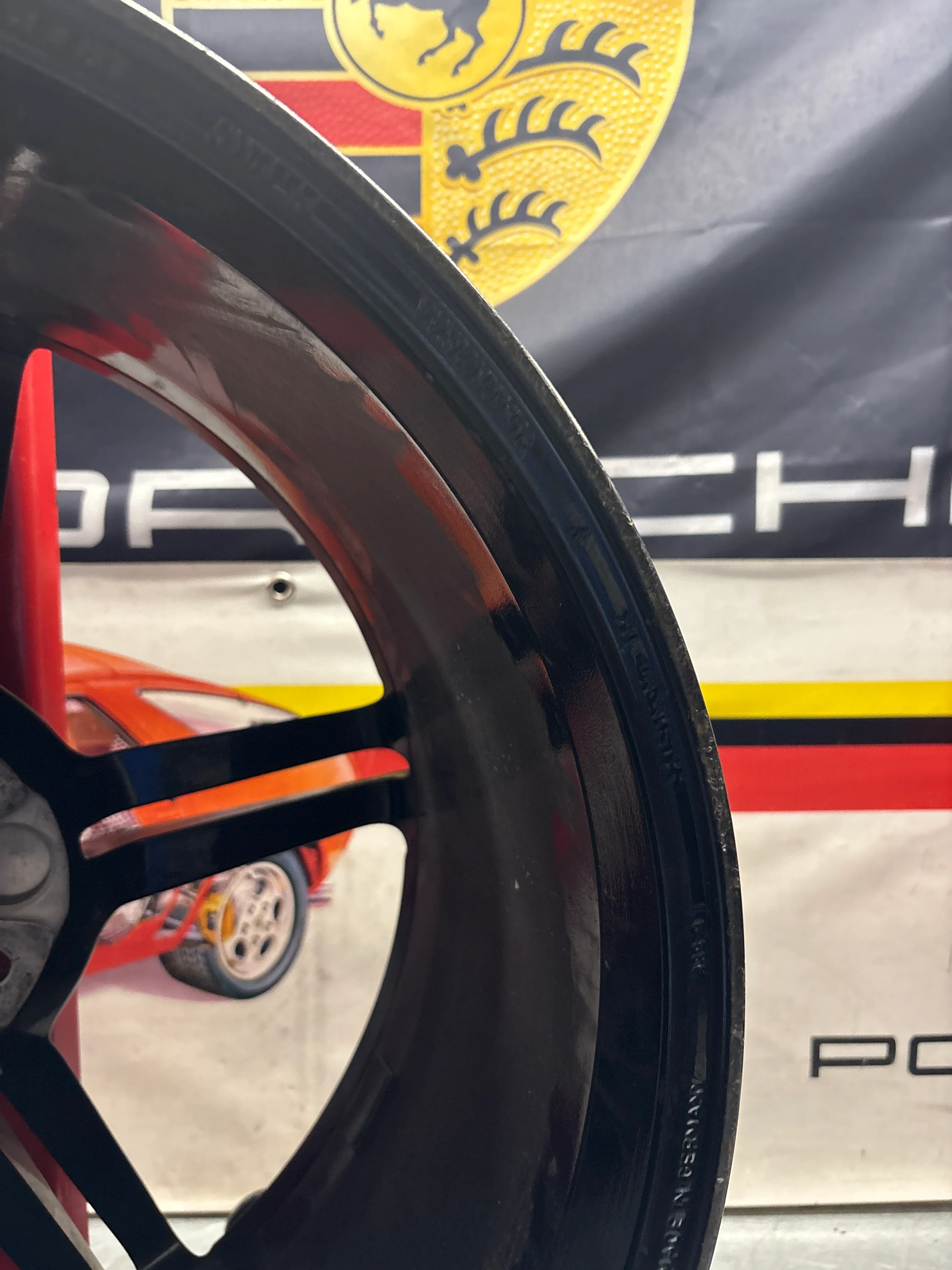 Porsche Taycan Front Alloy wheel 9.5Jx21" ET60 rim 9J1601025AA, for display purposes only - Image 6