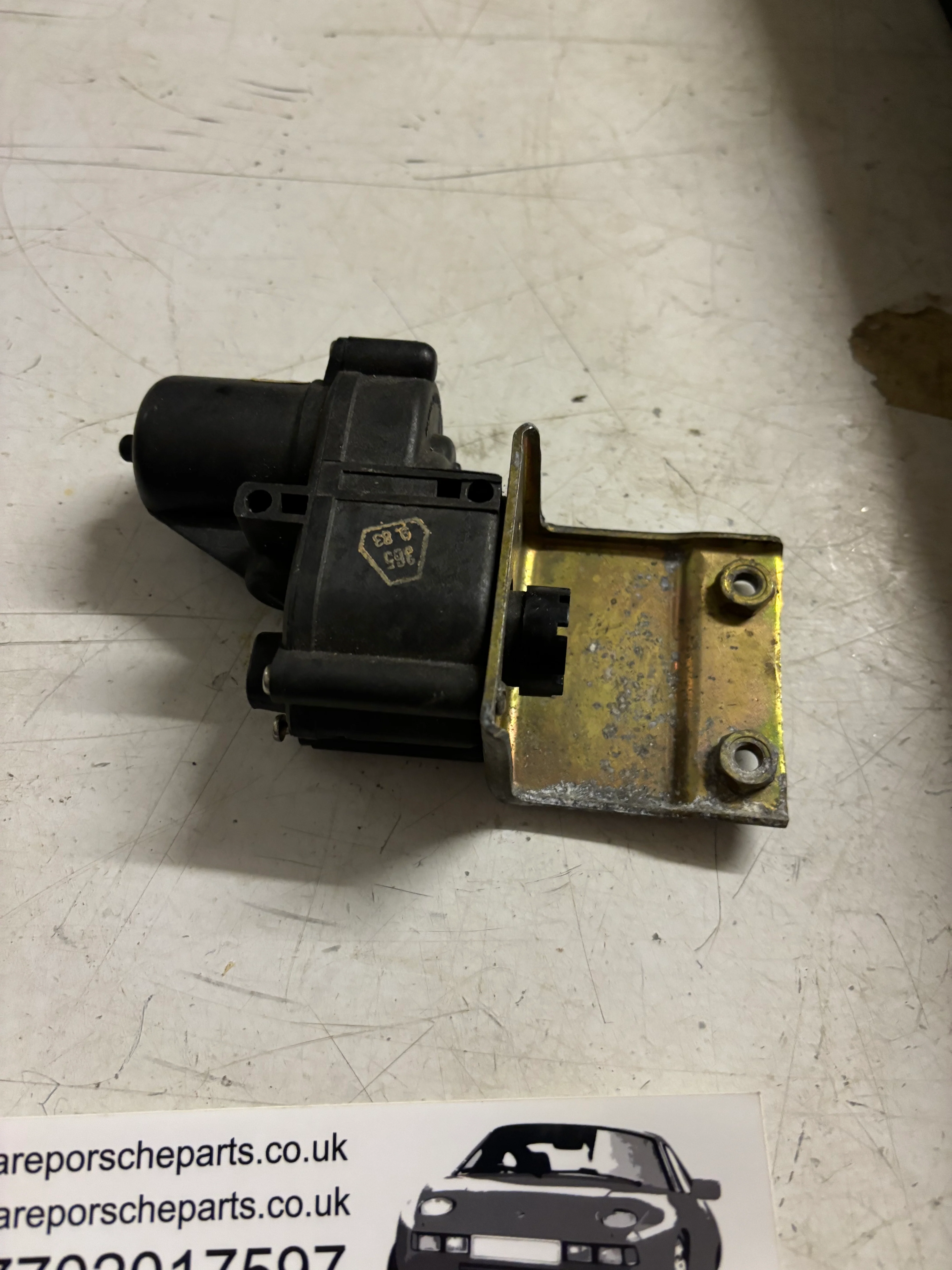 Porsche 928 Tailgate boot lock latch release motor 92862440702, used - Image 10