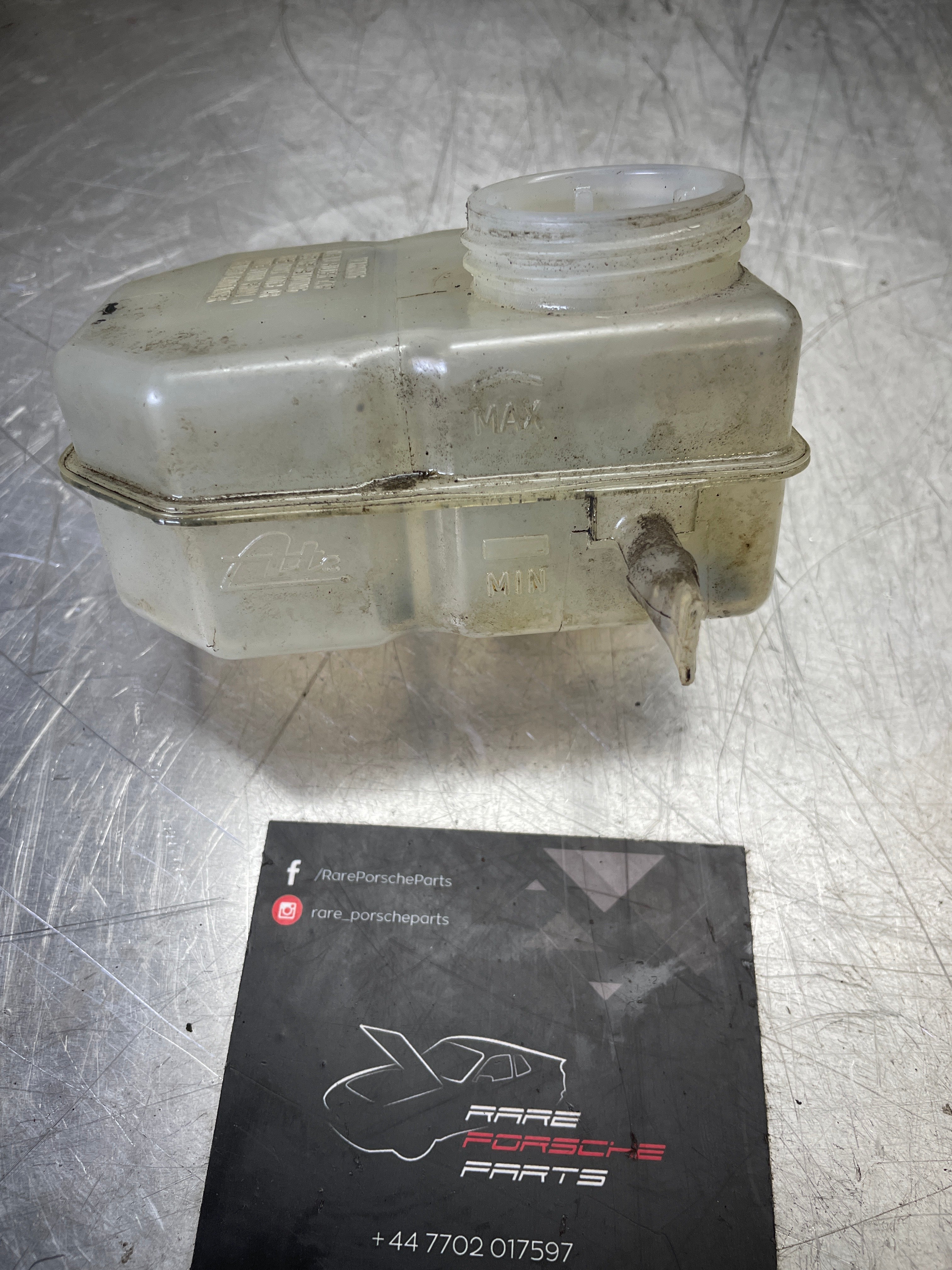Porsche 924 (80-85) 924S (86-88) 944 (82-85) Brake fluid reservoir, used 477611303B - Image 4